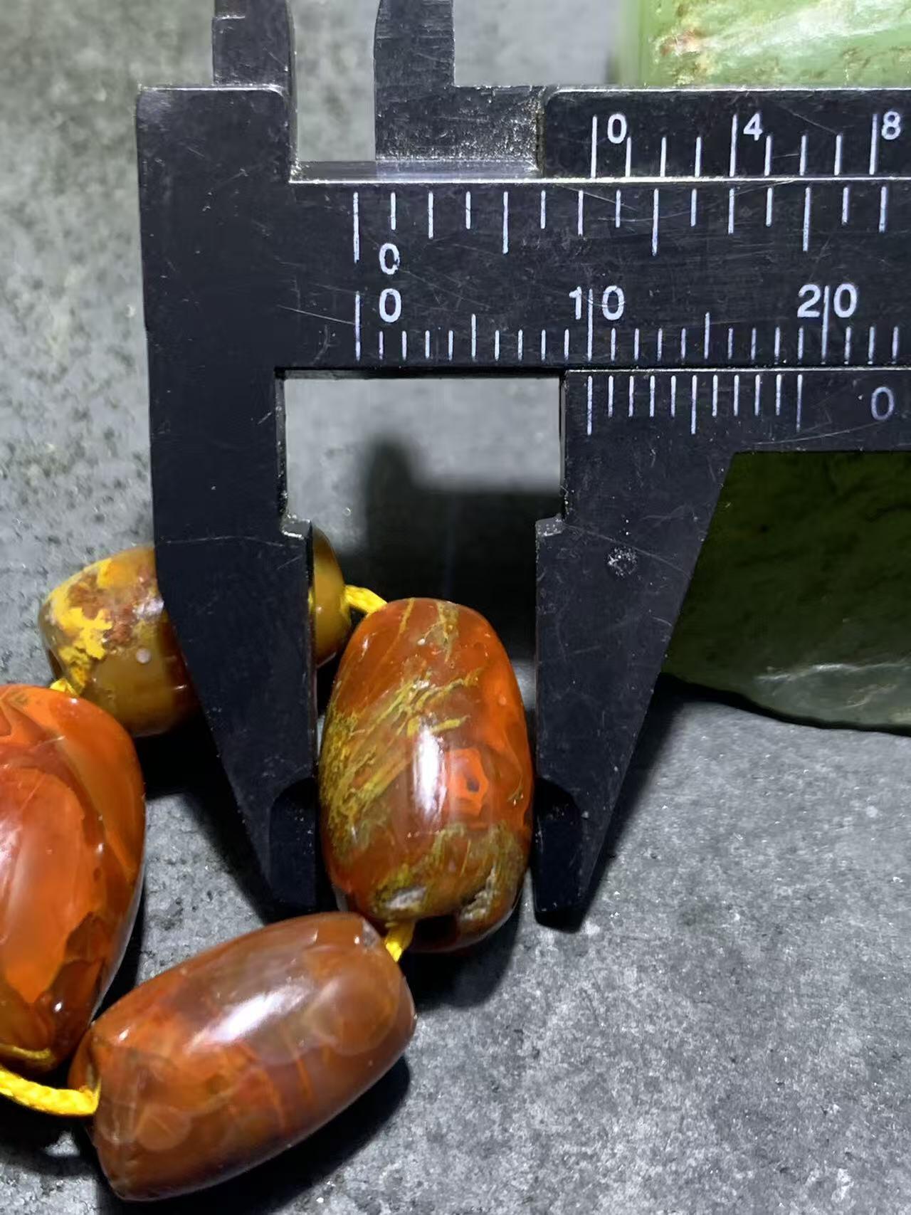 战国红玛瑙配饰一套，