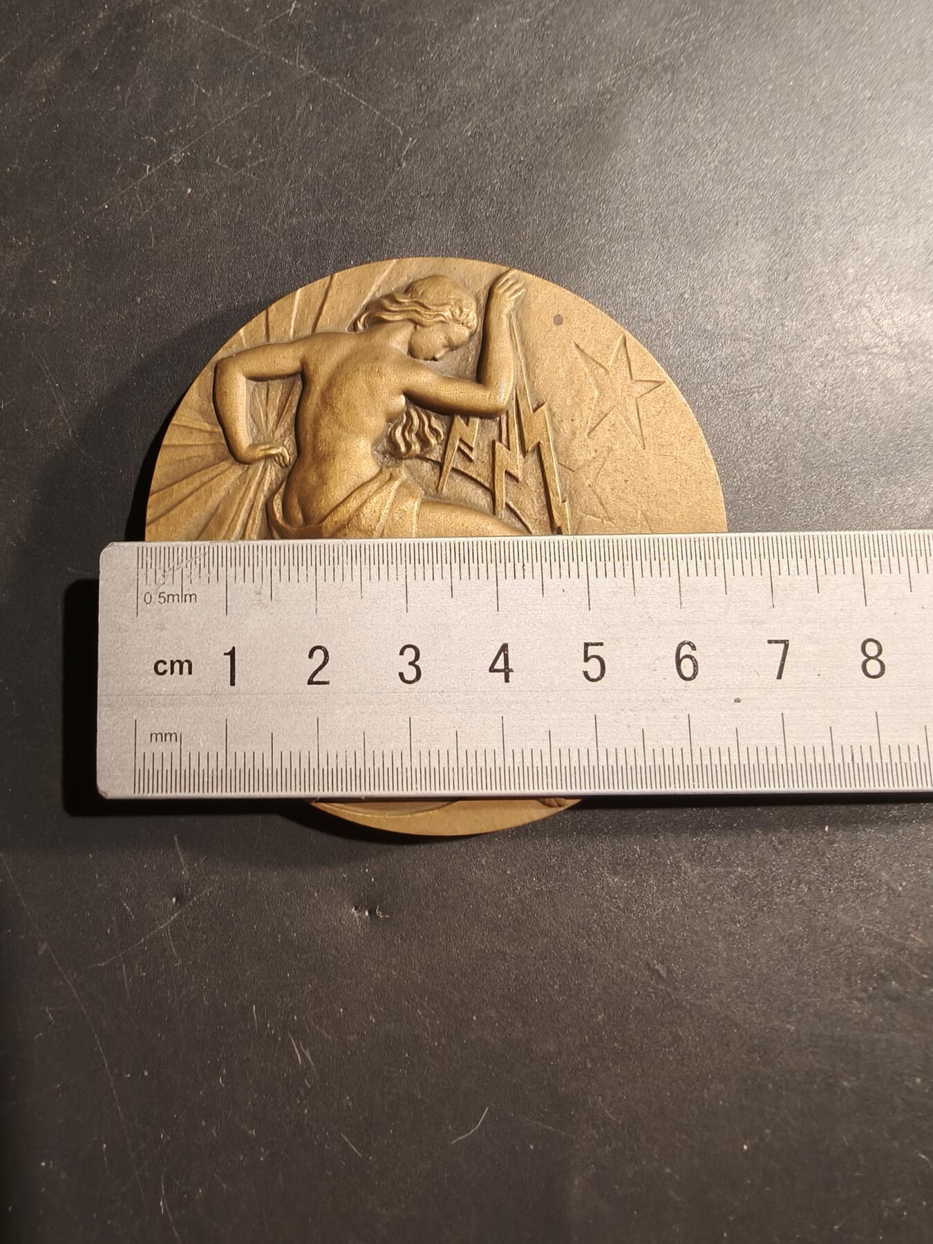 老王徽章第181期 1955年法国通用电气建设联盟大铜章     原盒     直径66mm    重量164.6g