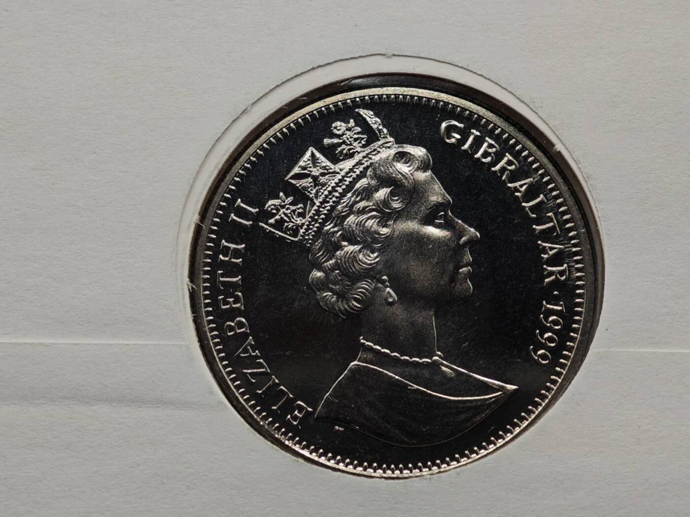  【淘币小摊】限时拍第八百七十拍   克朗币邮币封场    年前最后一场结束全部发出请更换最新收货地址不方便收货的请勿参拍或者顺丰到付 直布罗陀1999年女王母亲克朗纪念币邮币封