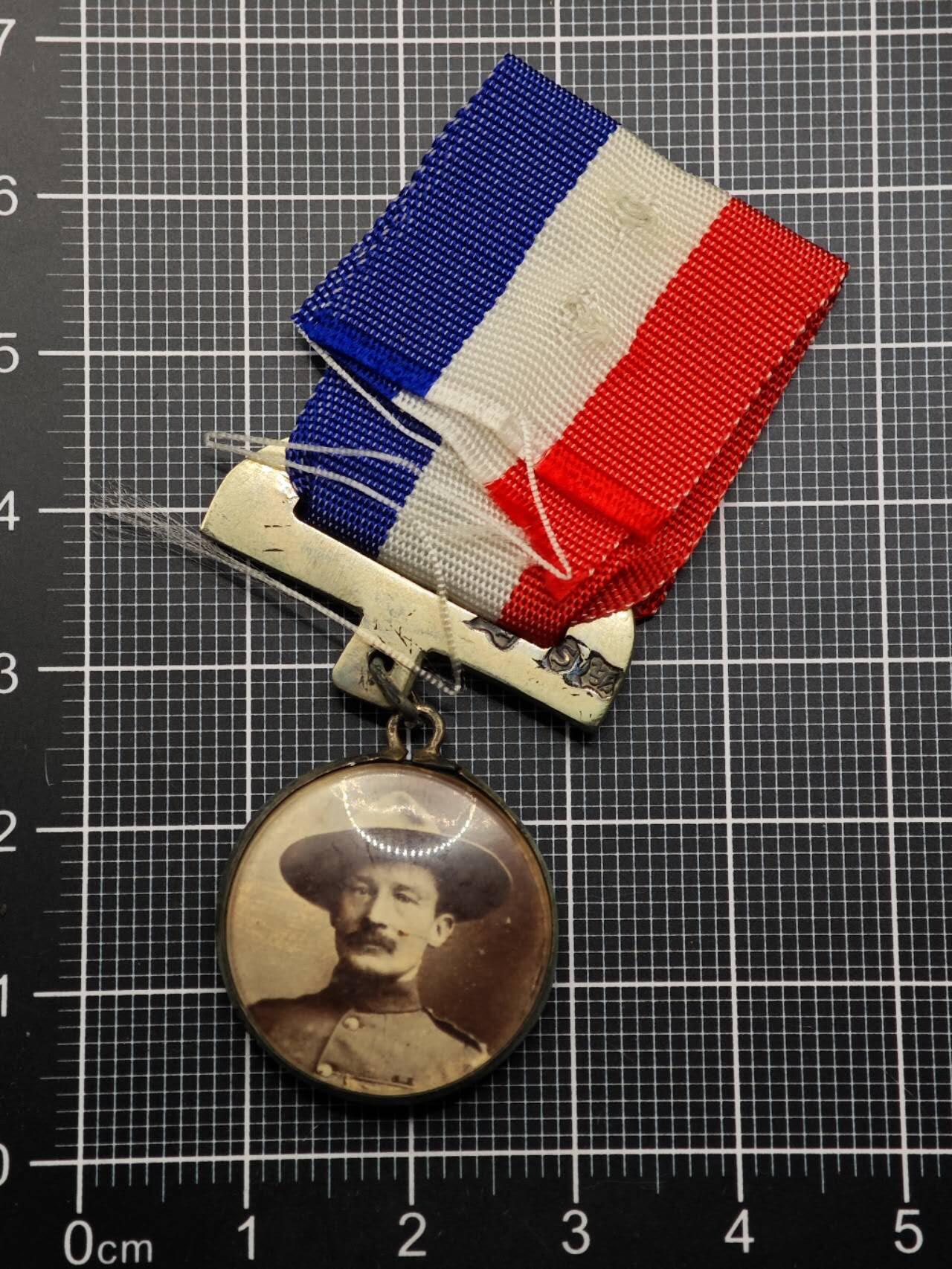  【淘币小摊】限时拍第八百六十八拍   章牌场   年前最后一周之前预留8号9号全部发出请更换最新收货地址不方便收货的请勿参拍或者顺丰到付  英国军人维多利亚吊坠纪念章