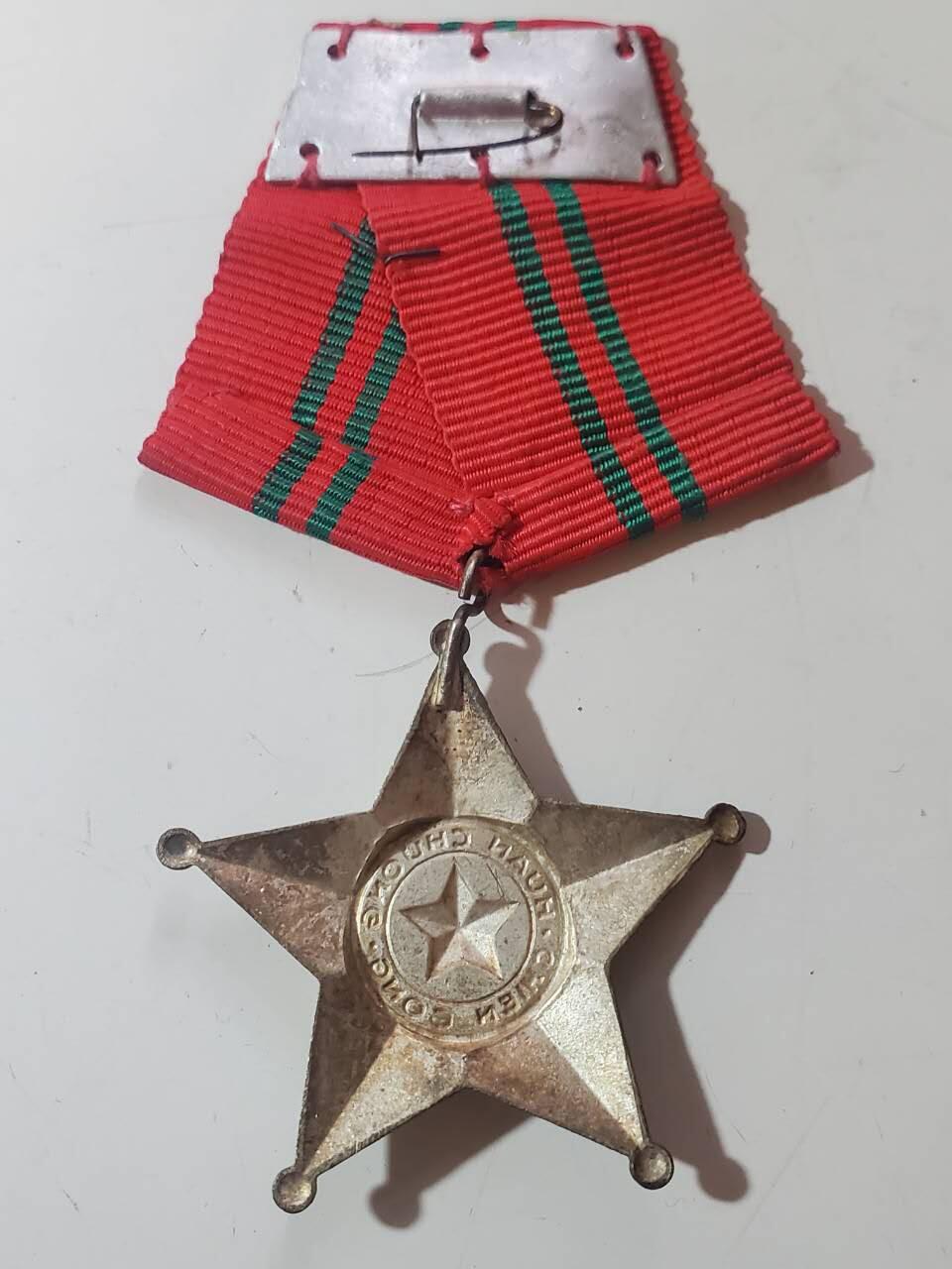 韵星假日军品类拍卖第40期 -- Rimey Holidays Militaria Auction 40 越南民主共和国（北越）三级战功勋章带略一套 早期白铜版本 非后期铝制作 需前线杀敌获得 