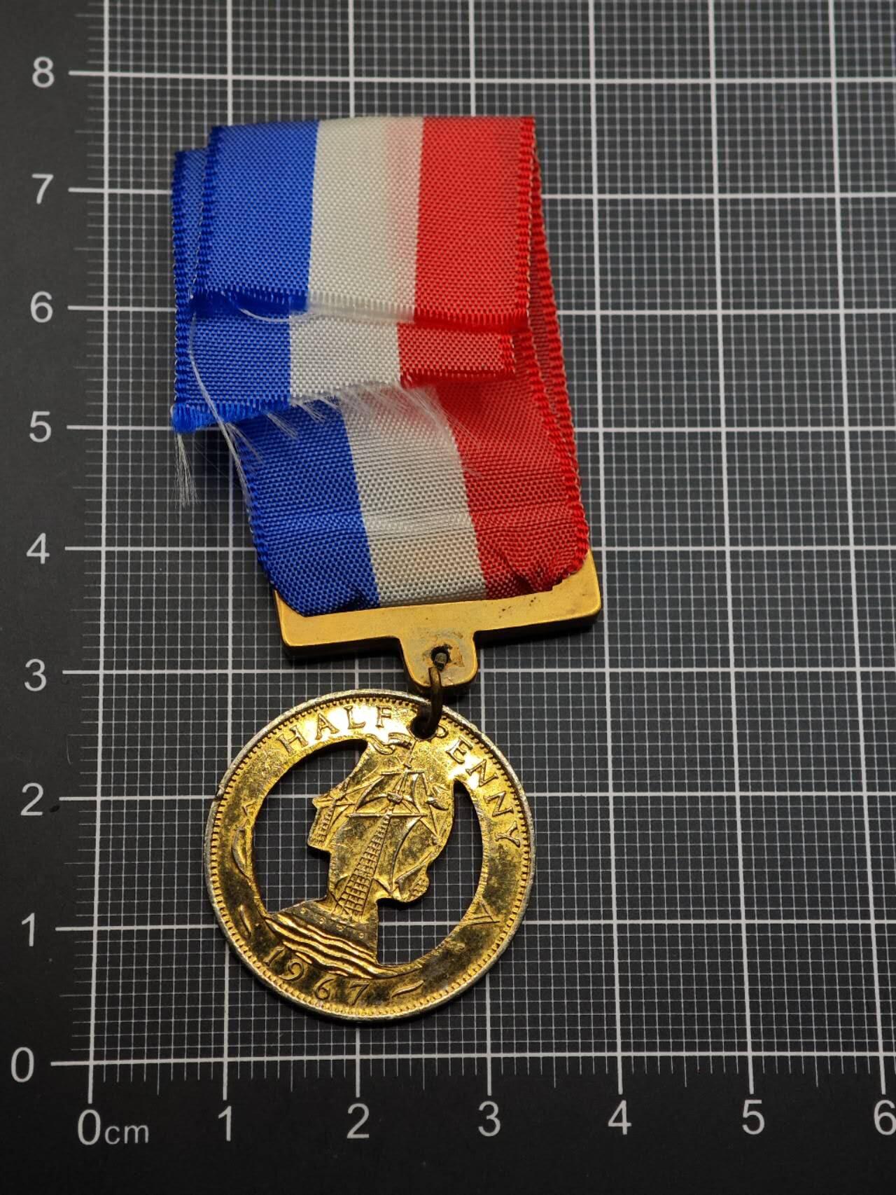  【淘币小摊】限时拍第八百六十八拍   章牌场   年前最后一周之前预留8号9号全部发出请更换最新收货地址不方便收货的请勿参拍或者顺丰到付  英国便士改造纪念章