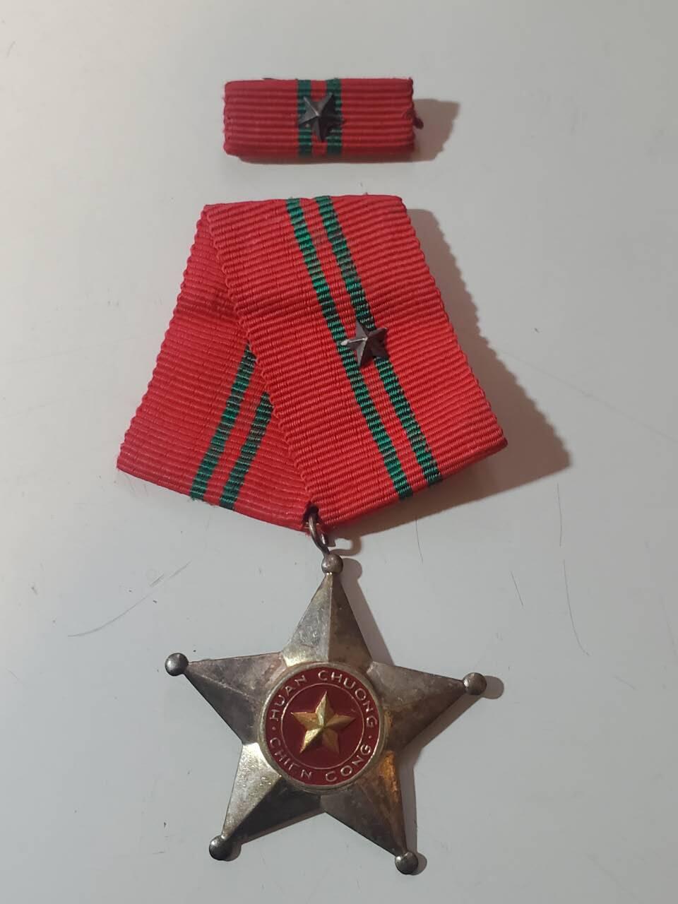 韵星假日军品类拍卖第40期 -- Rimey Holidays Militaria Auction 40 越南民主共和国（北越）三级战功勋章带略一套 早期白铜版本 非后期铝制作 需前线杀敌获得 