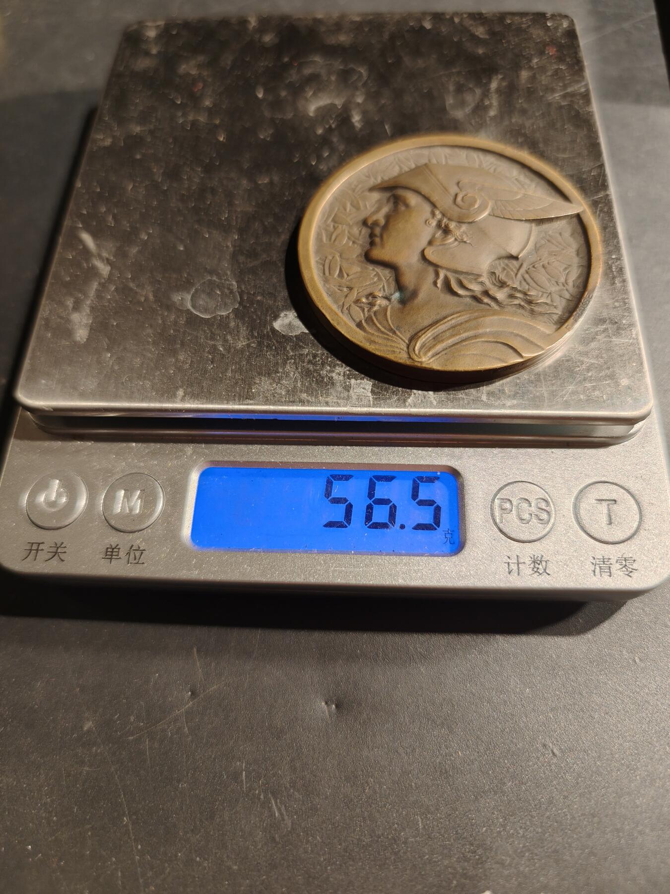 老王徽章第181期 法国《小日报》赠大铜章    大师Fraise作品     原盒，盒子卡扣卡不紧       直径50mm       重量56.5g