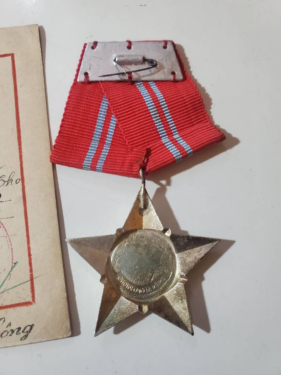 韵星假日军品类拍卖第40期 -- Rimey Holidays Militaria Auction 40 越南南方共和国（越共）越战战时二级解放战时勋章带证一套 早期白铜镀银版本 非后期铝制作 很厚重