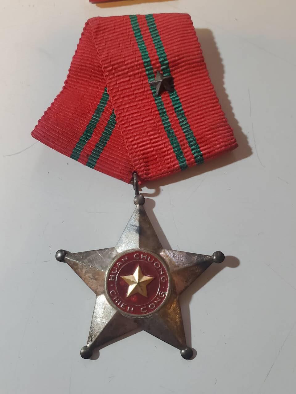 韵星假日军品类拍卖第40期 -- Rimey Holidays Militaria Auction 40 越南民主共和国（北越）三级战功勋章带略一套 早期白铜版本 非后期铝制作 需前线杀敌获得 