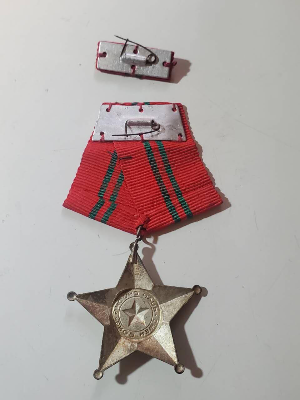 韵星假日军品类拍卖第40期 -- Rimey Holidays Militaria Auction 40 越南民主共和国（北越）三级战功勋章带略一套 早期白铜版本 非后期铝制作 需前线杀敌获得 