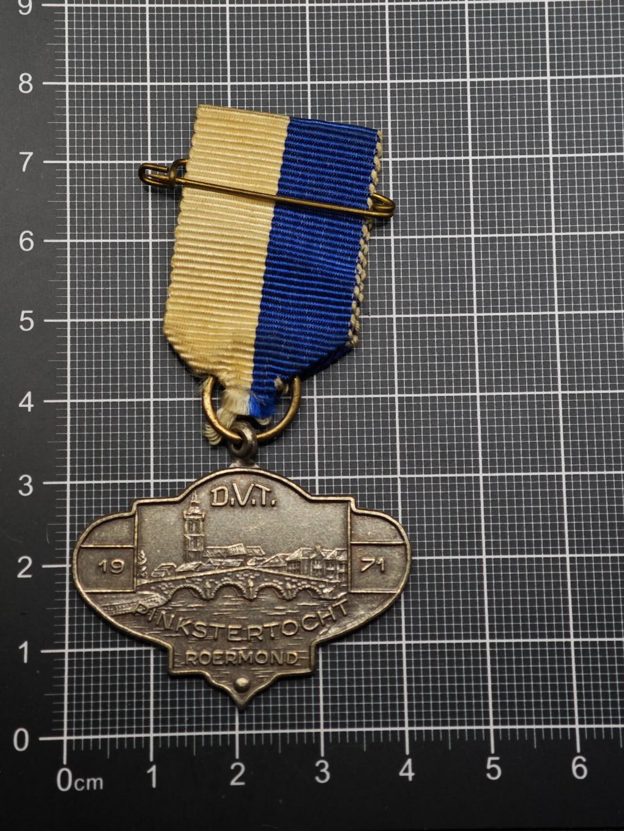  【淘币小摊】限时拍第八百六十八拍   章牌场   年前最后一周之前预留8号9号全部发出请更换最新收货地址不方便收货的请勿参拍或者顺丰到付  1971年荷兰鲁尔蒙德冰上巡游纪念奖章