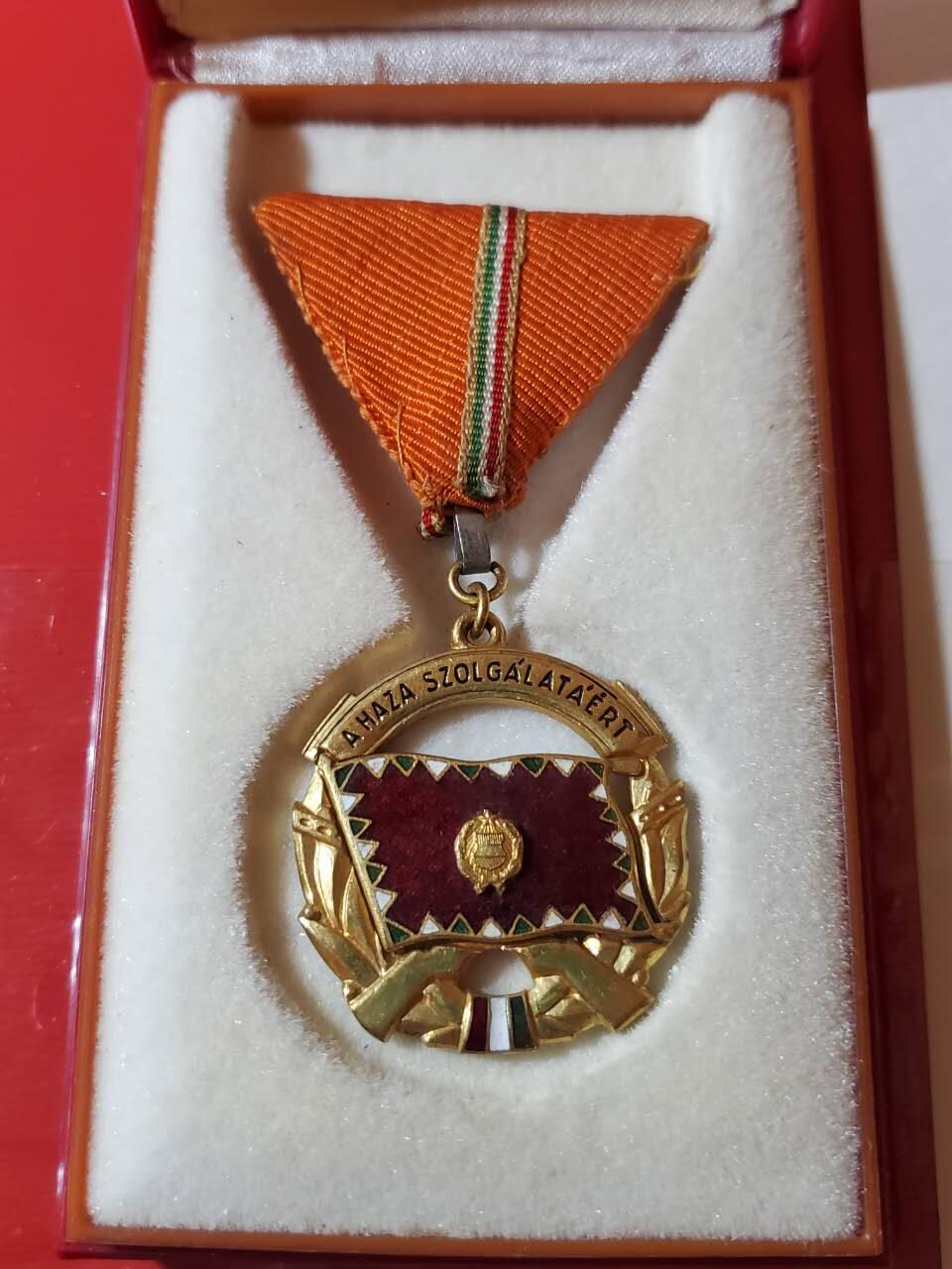 韵星假日军品类拍卖第40期 -- Rimey Holidays Militaria Auction 40 匈牙利人民共和国Pentz Janos金级为祖国服务奖章带大证书带盒一套 镀金和珐琅都完好 盒子未损