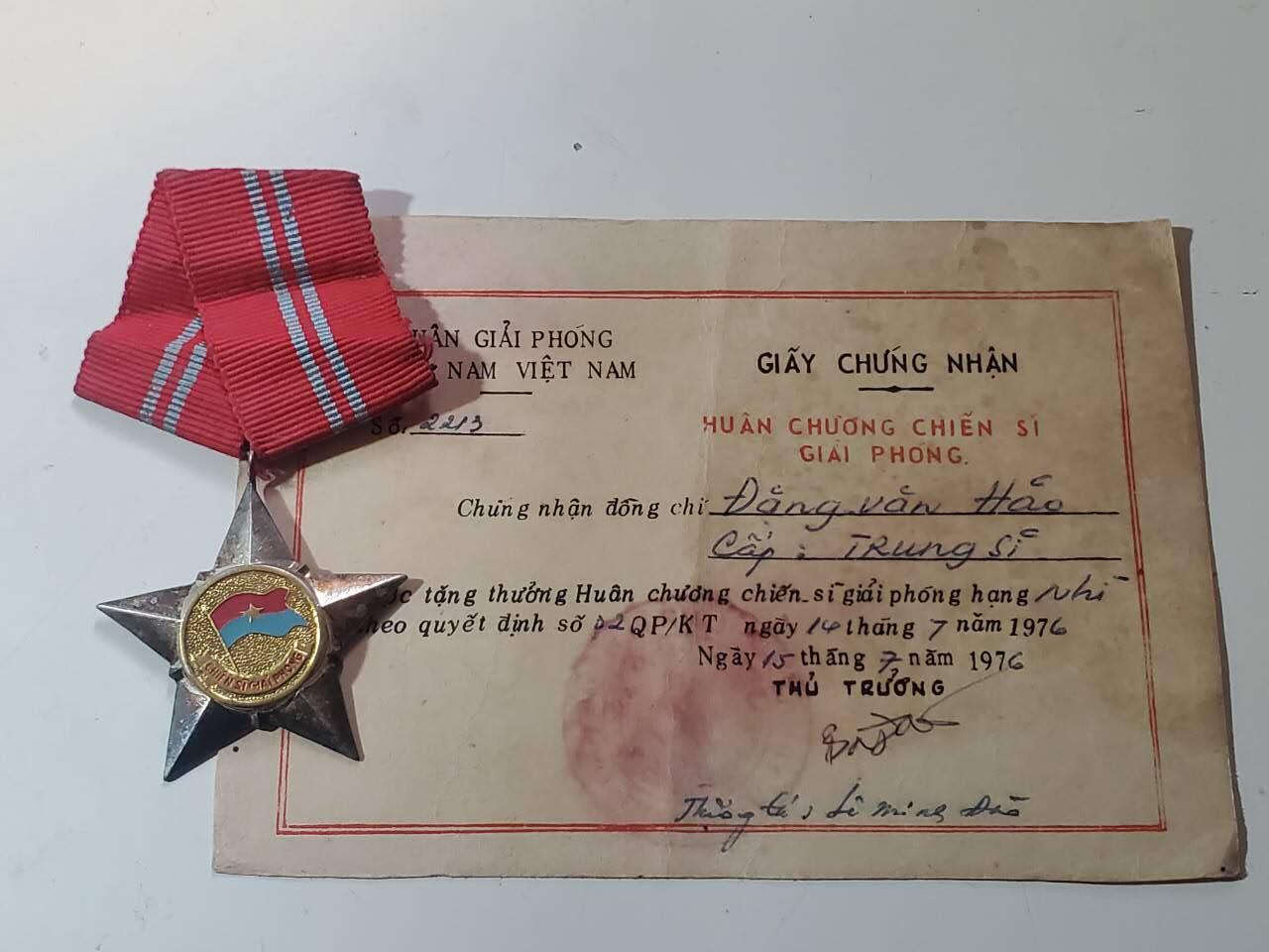 韵星假日军品类拍卖第40期 -- Rimey Holidays Militaria Auction 40 越南南方共和国（越共）越战战时二级解放战时勋章带证一套 早期白铜镀银版本 非后期铝制作 很厚重