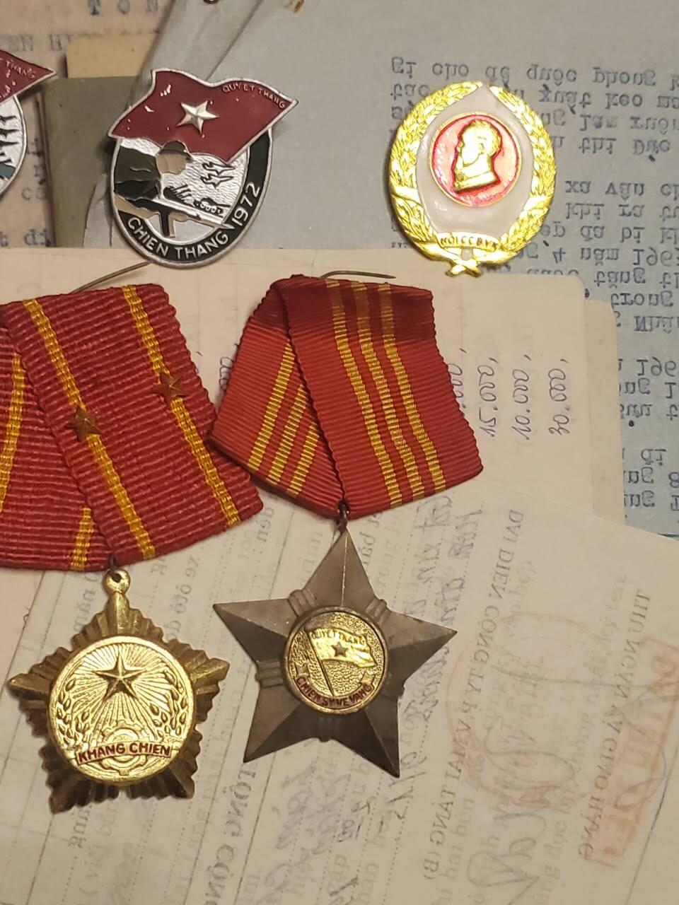 韵星假日军品类拍卖第40期 -- Rimey Holidays Militaria Auction 40 越南越战军官河内地区干部陈勇新大全套（详情见拍品介绍）