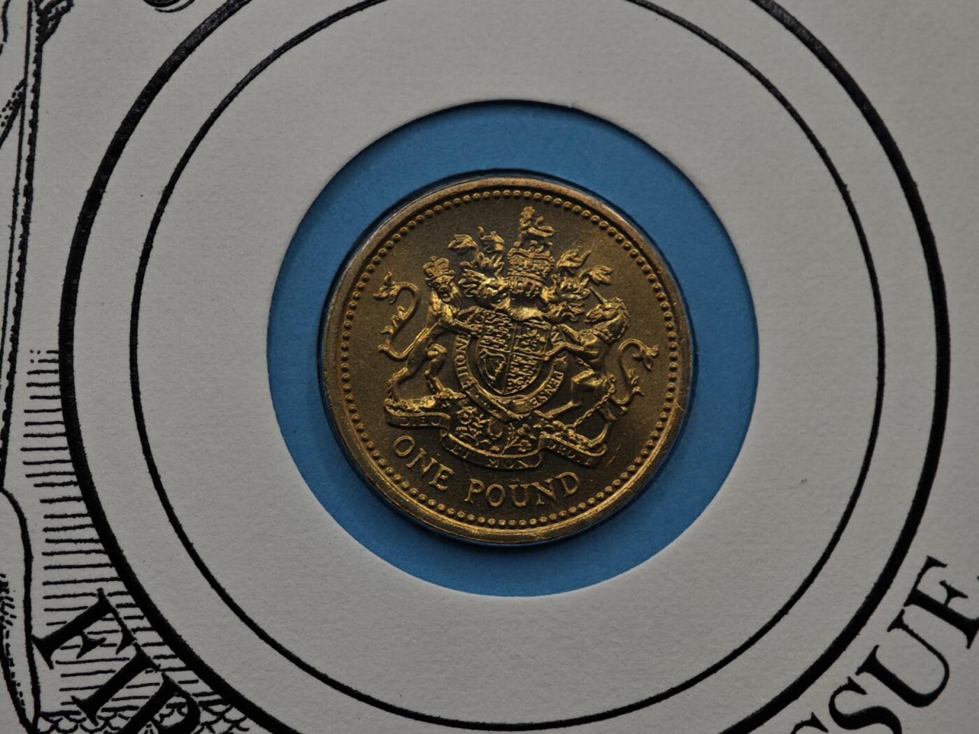  【淘币小摊】限时拍第八百七十拍   克朗币邮币封场    年前最后一场结束全部发出请更换最新收货地址不方便收货的请勿参拍或者顺丰到付 英国1983年1镑邮币封