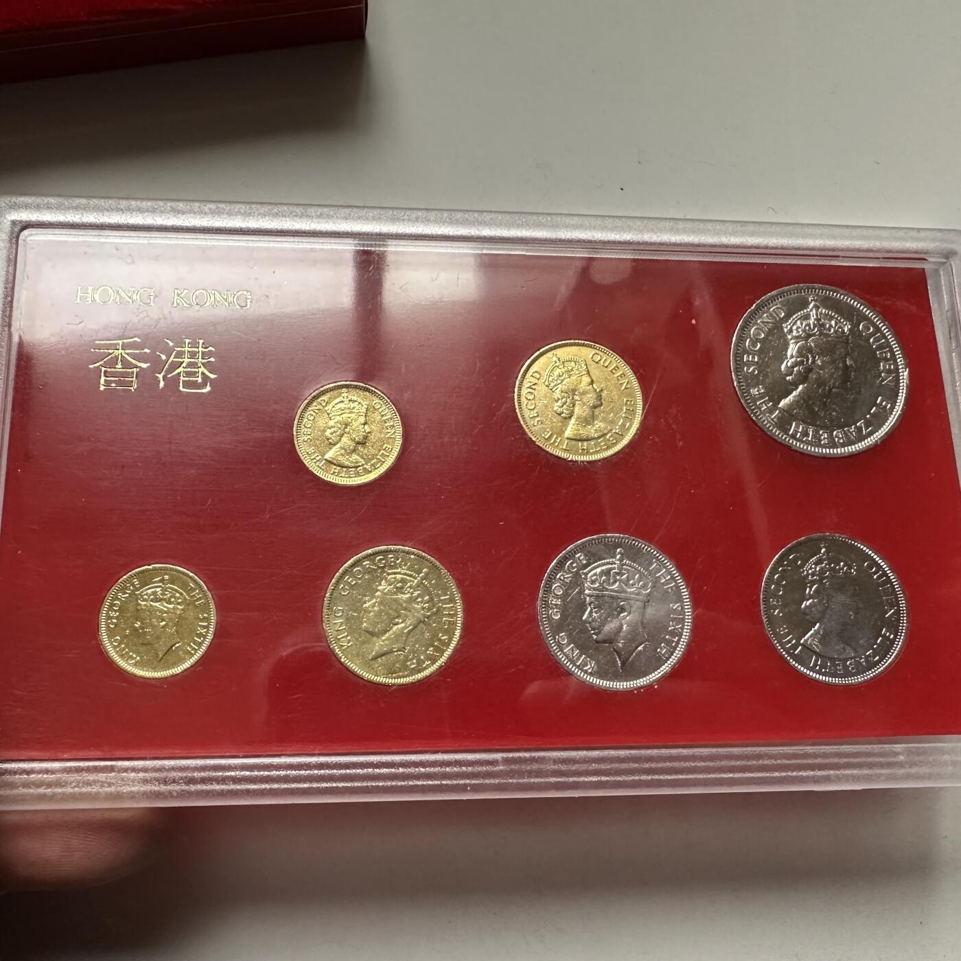 🌹外币初藏🌹🐯2026年第18场 快递将在12号停运 年前需发货的抓紧 ，年后正月十五恢复发货 香港老版套币收藏礼盒 盒子铰链坏了