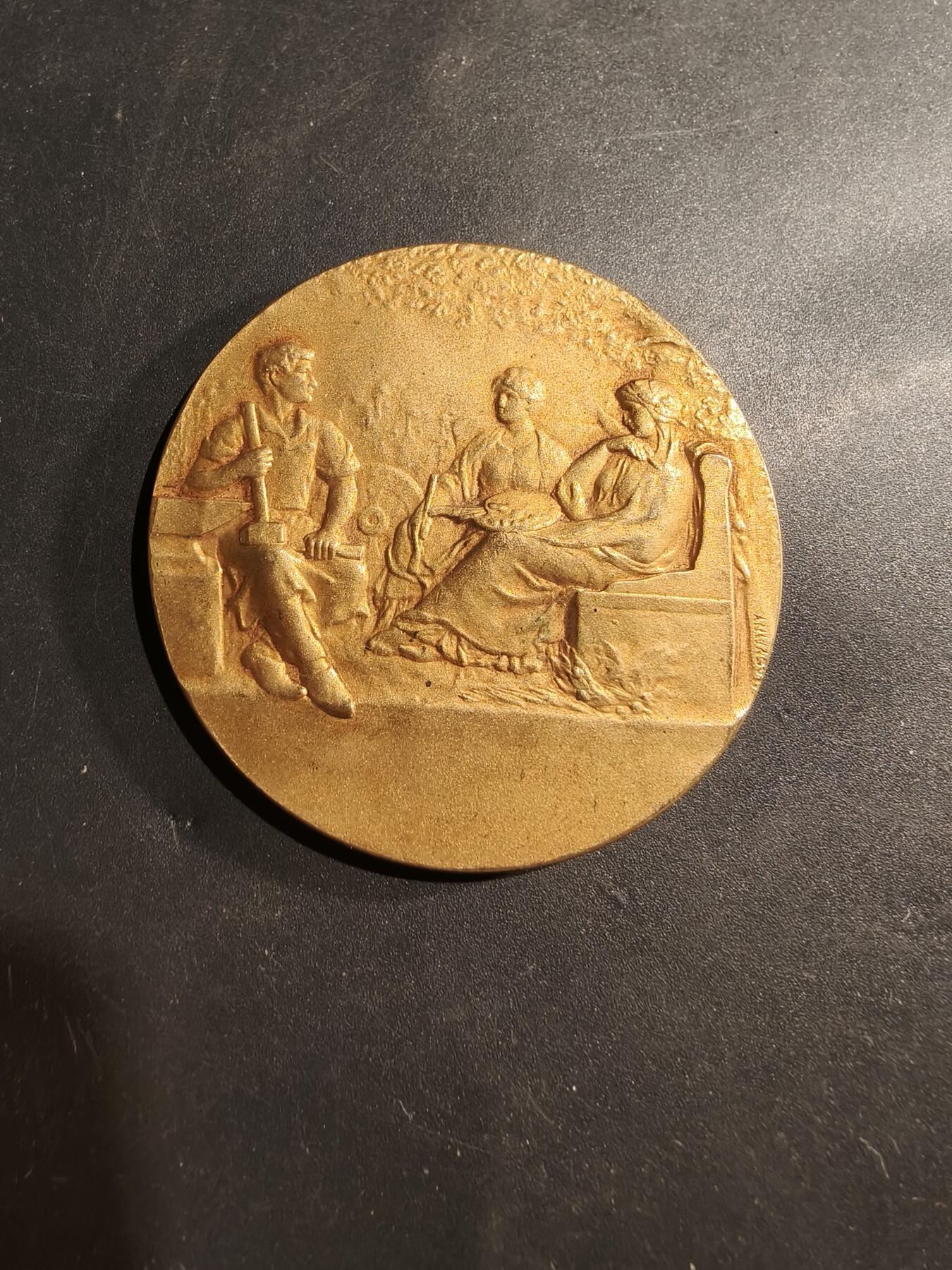 老王徽章第181期 1928年法国学徒和青年工人展览会镀金大铜章     原盒     大师Rasumny作品      直径50mm     重量42.2g