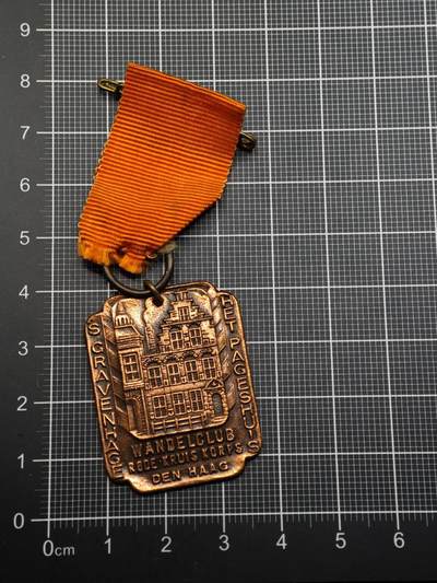  【淘币小摊】限时拍第八百六十八拍   章牌场   年前最后一周之前预留8号9号全部发出请更换最新收货地址不方便收货的请勿参拍或者顺丰到付  - 荷兰海牙红十字会徒步俱乐部纪念章