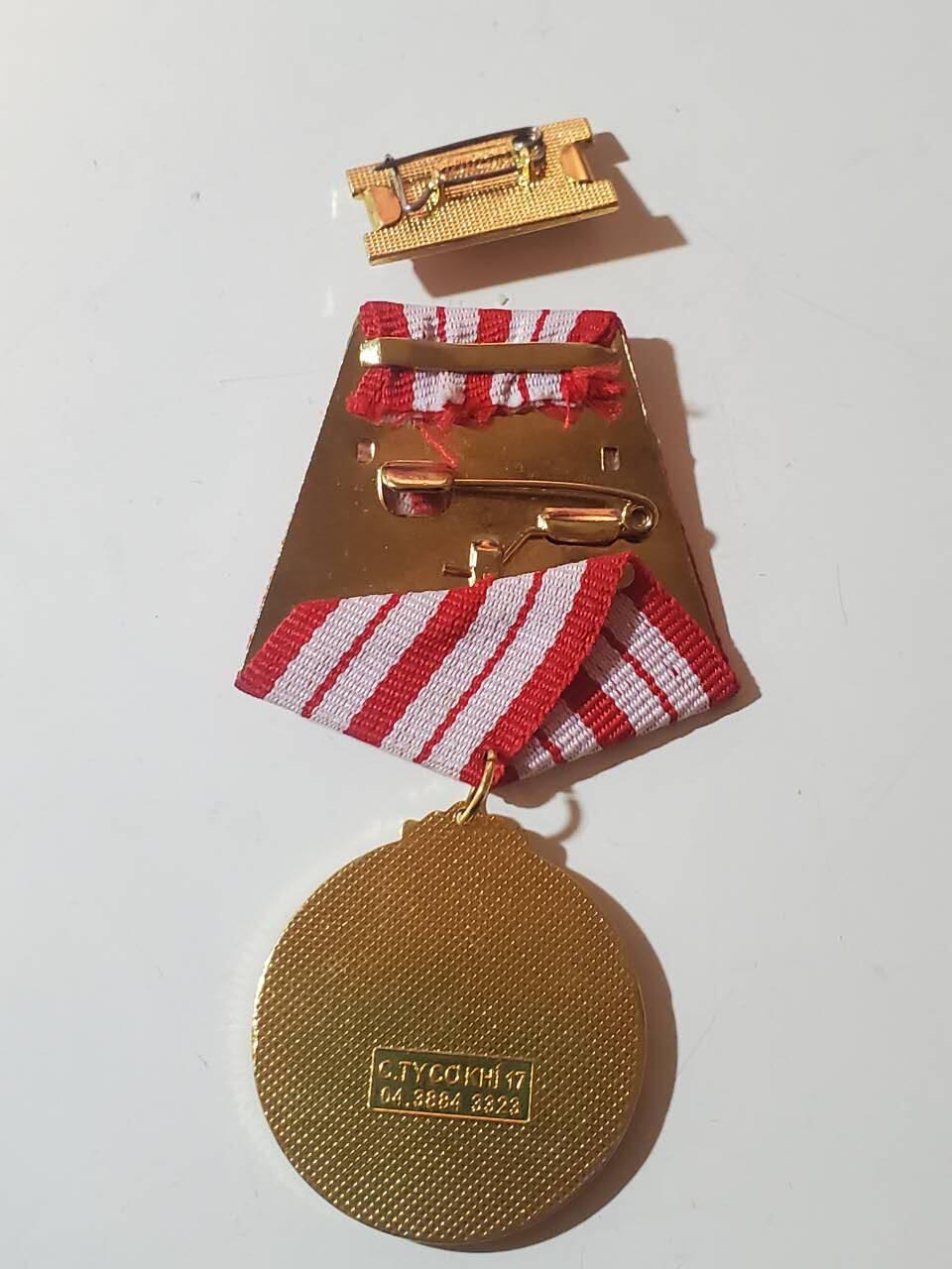 韵星假日军品类拍卖第40期 -- Rimey Holidays Militaria Auction 40 越南社会主义共和国二级独立勋章 排名序列第三仅次于金星和胡志明 颁发给高级官员或者军官 对越南发展突出贡献的人士 铜镀金 带厂标好品