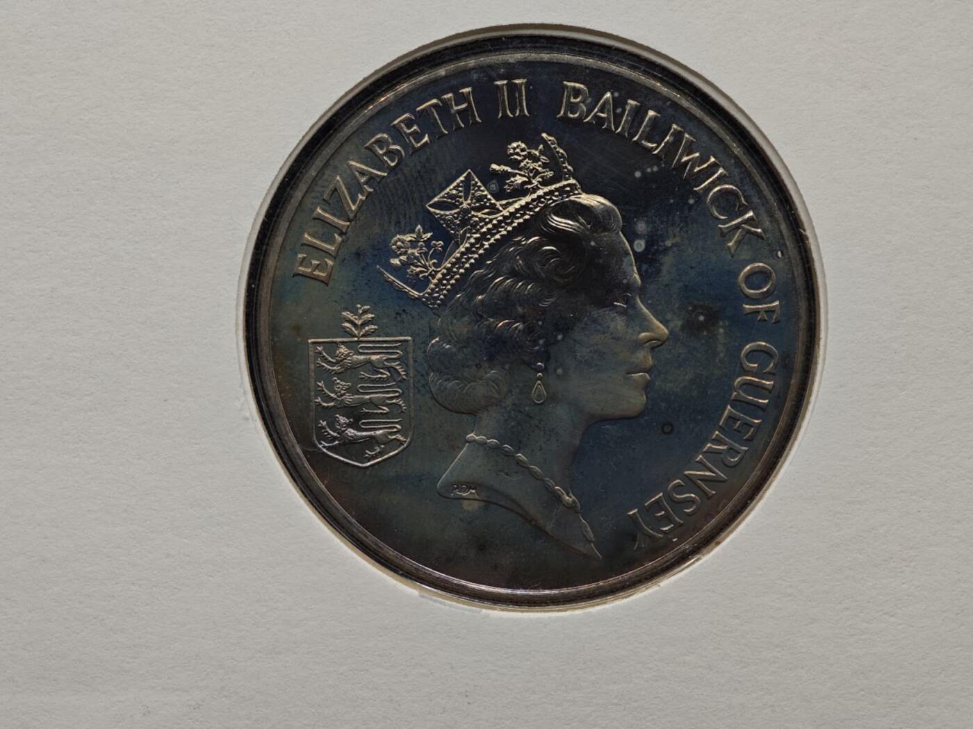  【淘币小摊】限时拍第八百七十拍   克朗币邮币封场    年前最后一场结束全部发出请更换最新收货地址不方便收货的请勿参拍或者顺丰到付 根西岛1995年解放50周年2镑纪念币邮币封