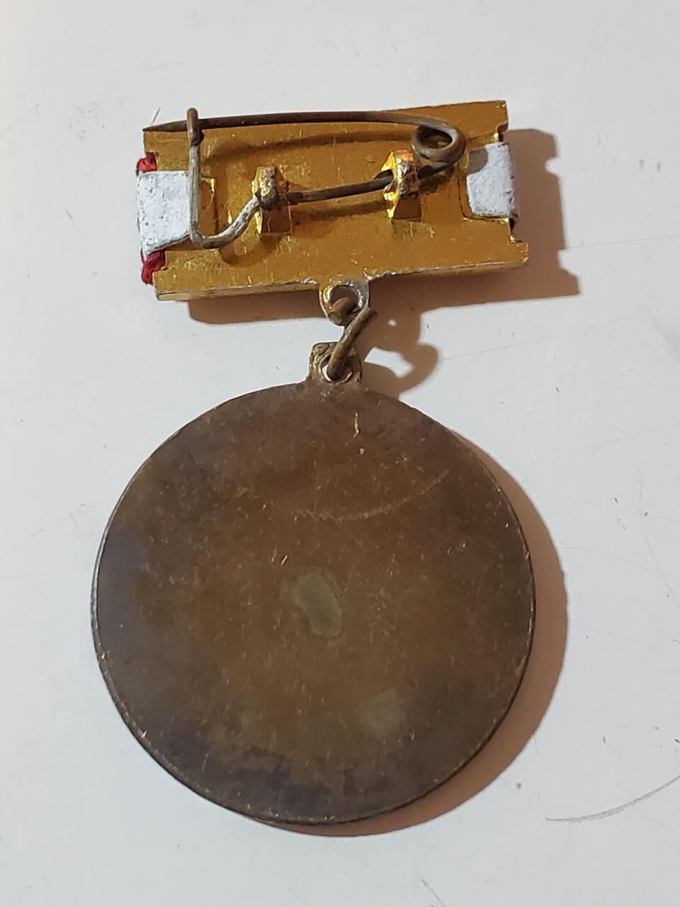 韵星假日军品类拍卖第40期 -- Rimey Holidays Militaria Auction 40 越南社会主义共和国光荣在党40年奖章 早期版本 铜珐琅