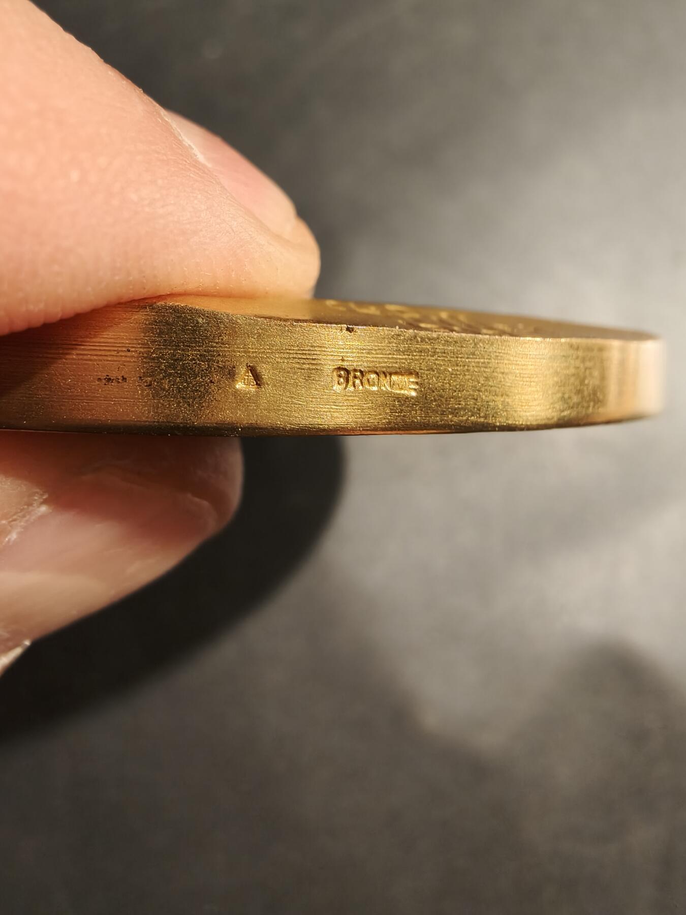 老王徽章第181期 法国里昂信贷银行镀金大铜章      原盒    大师皮列作品     直径80mm     重量245g