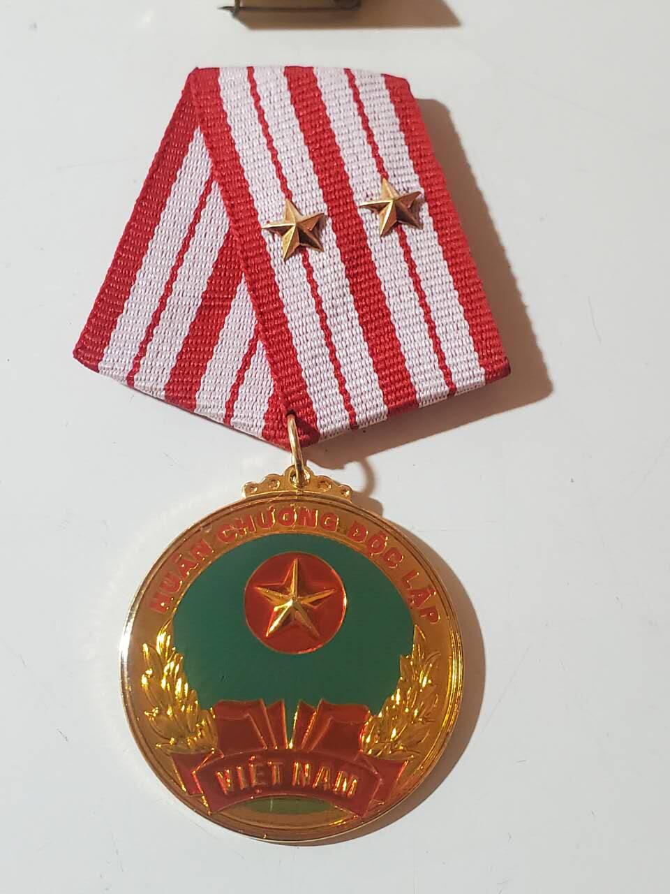 韵星假日军品类拍卖第40期 -- Rimey Holidays Militaria Auction 40 越南社会主义共和国二级独立勋章 排名序列第三仅次于金星和胡志明 颁发给高级官员或者军官 对越南发展突出贡献的人士 铜镀金 带厂标好品