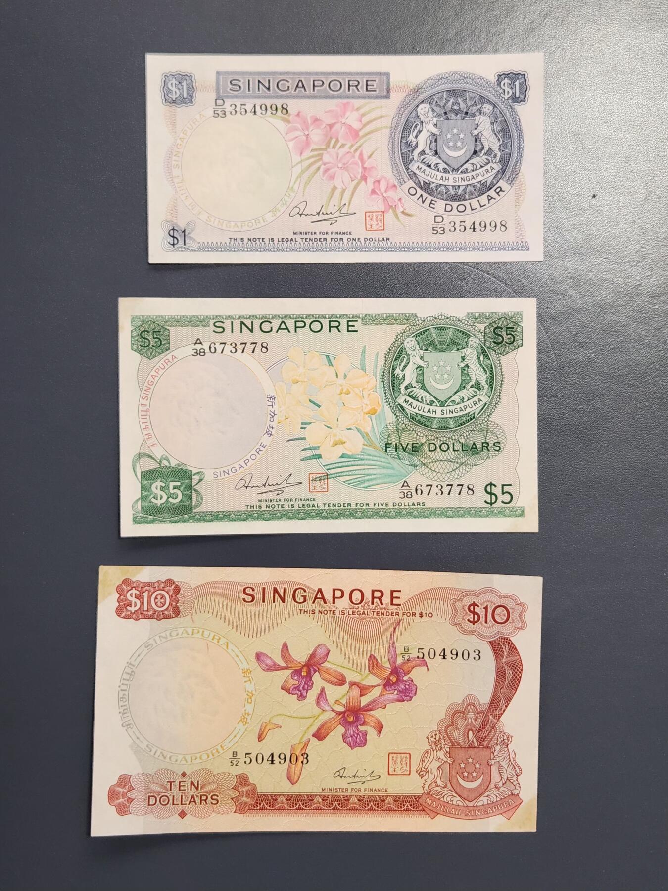 2月8号晚上8点 外国纸币自动截拍第21场 新加坡有章1-5-10元 极美品 角上有粘贴痕迹