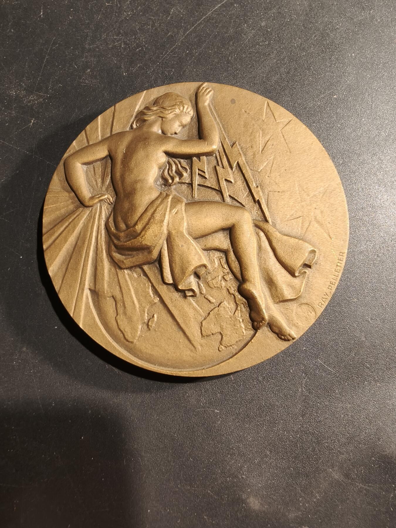 老王徽章第181期 1955年法国通用电气建设联盟大铜章     原盒     直径66mm    重量164.6g