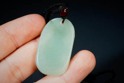 上海都达杂项专场三十四【年后发货全场包邮】  天然和田玉精雕《持莲观音》挂件 88-89