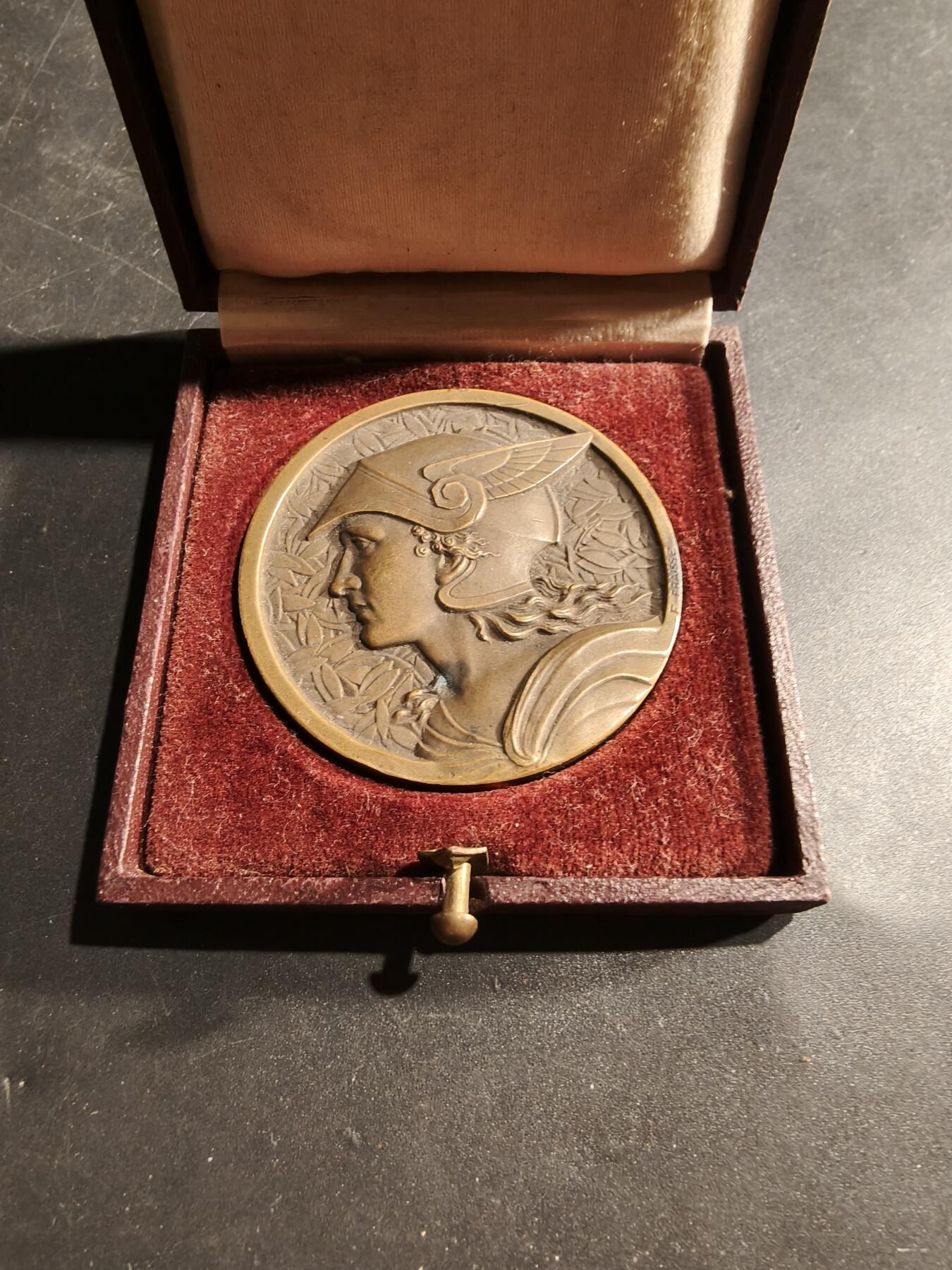 老王徽章第181期 法国《小日报》赠大铜章    大师Fraise作品     原盒，盒子卡扣卡不紧       直径50mm       重量56.5g