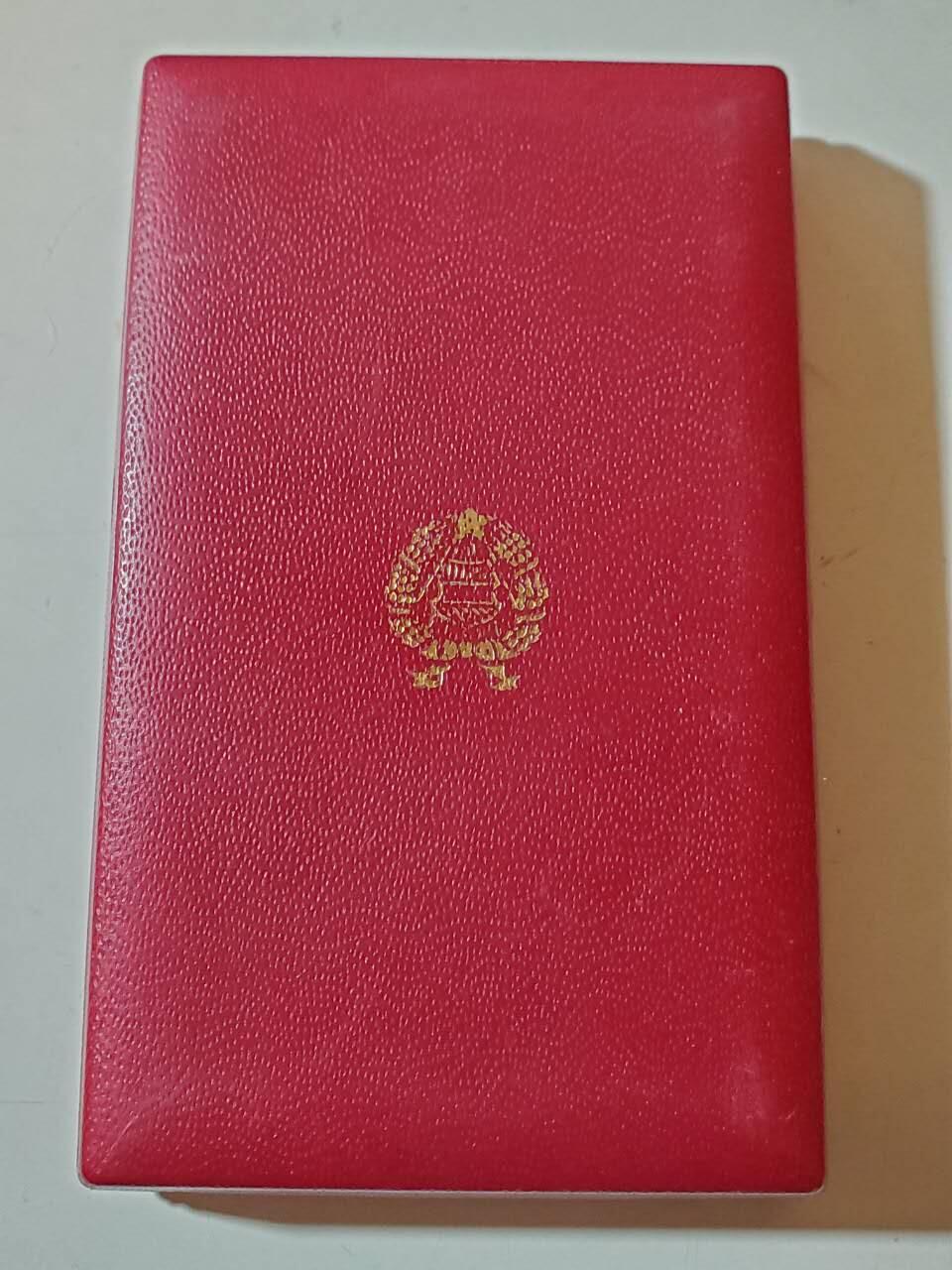 韵星假日军品类拍卖第40期 -- Rimey Holidays Militaria Auction 40 匈牙利人民共和国Pentz Janos金级为祖国服务奖章带证书带盒一套 镀金和珐琅都完好