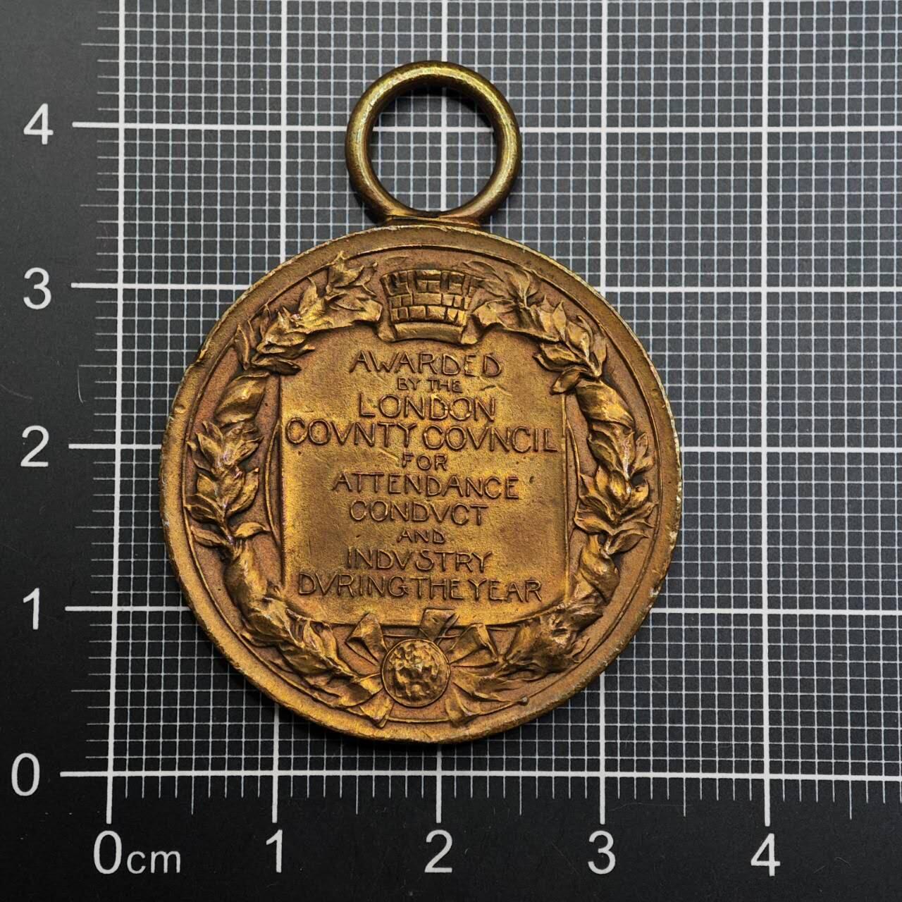  【淘币小摊】限时拍第八百六十八拍   章牌场   年前最后一周之前预留8号9号全部发出请更换最新收货地址不方便收货的请勿参拍或者顺丰到付  英国出勤优异奖章