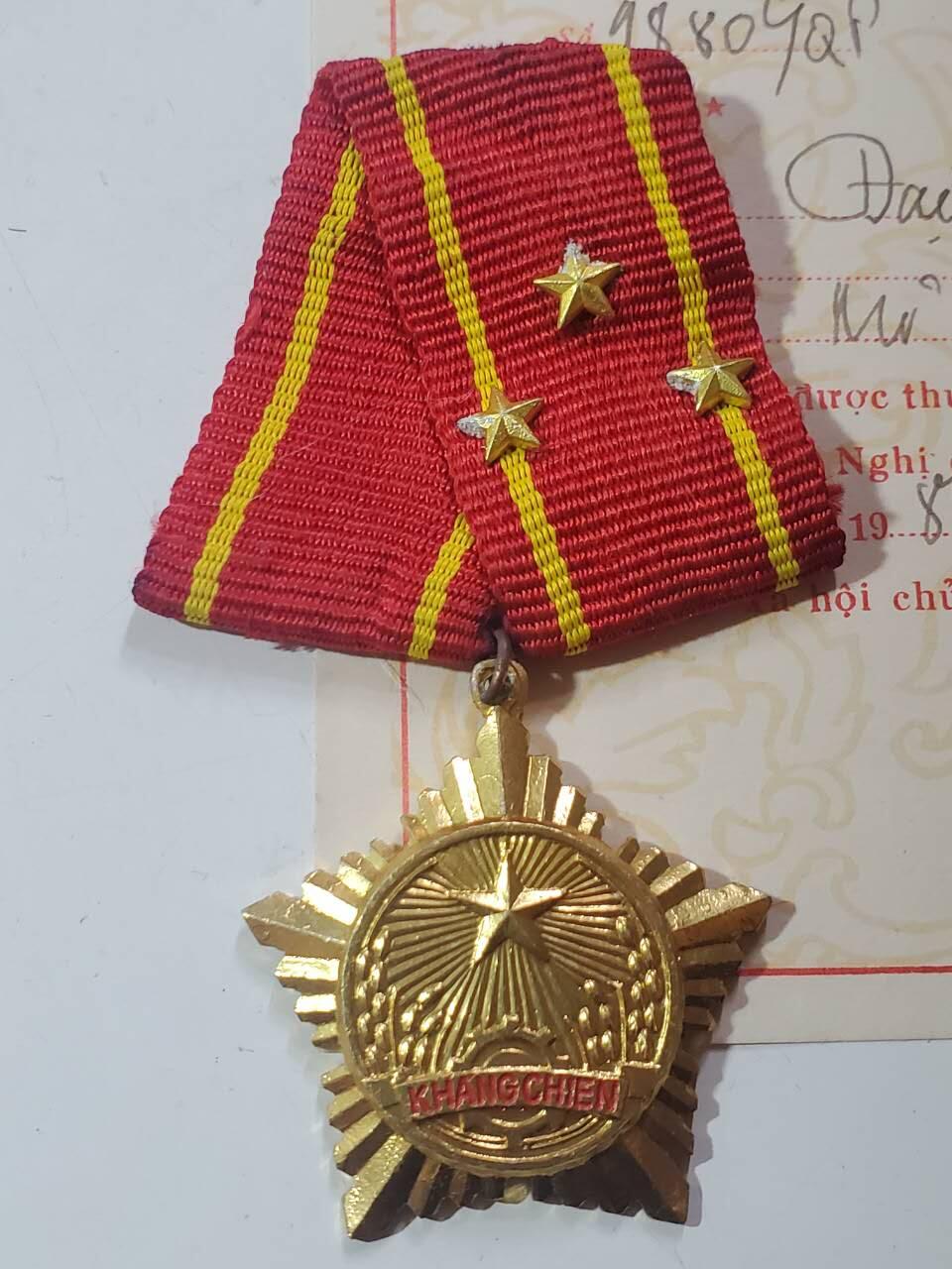 韵星假日军品类拍卖第40期 -- Rimey Holidays Militaria Auction 40 越南社会主义共和国一级抗战勋章带证书一套 越战事迹 好品镀金完好 证书少见