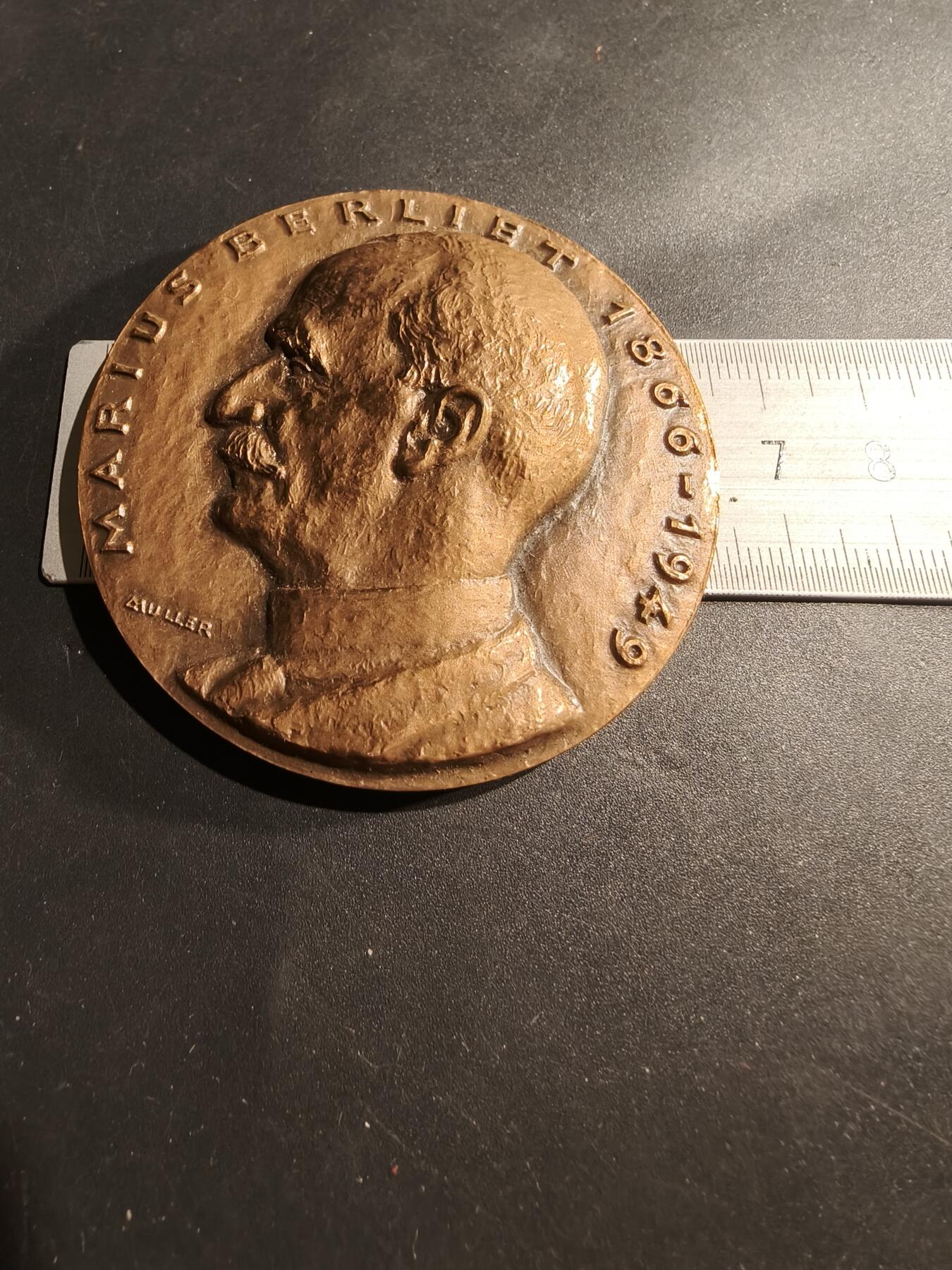 老王徽章第181期 法国贝利埃汽车公司大铜章     原盒     贝利埃是一家法国汽车制造商，成立于1899年，创始人贝利埃于1897年制造了第一辆汽车，该公司于1980年被雷诺公司收购       原盒     直径64mm     重量150.5g