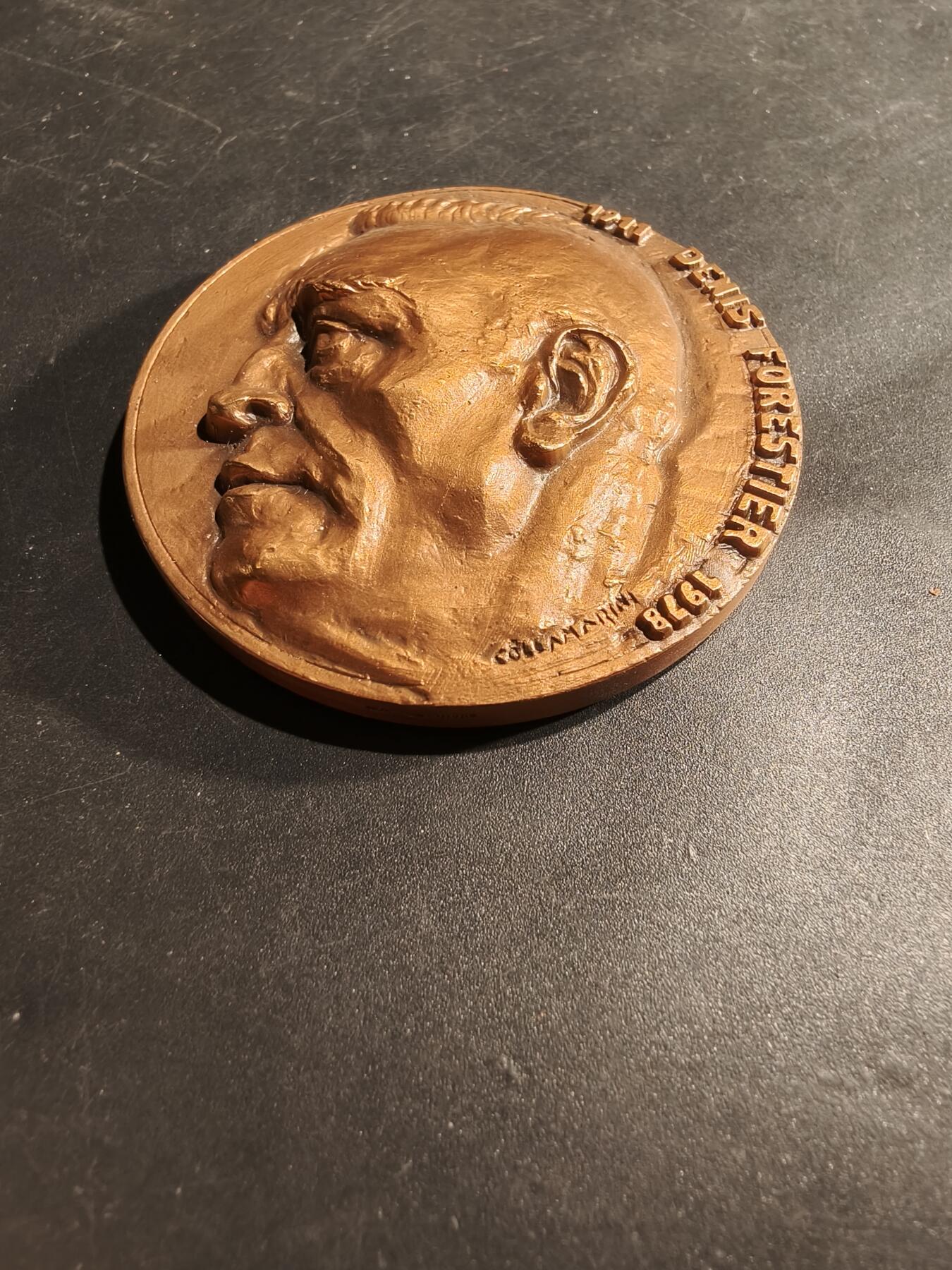 老王徽章第181期 法国教师协会秘书长大铜章    原盒    高浮雕     直径59mm    重量151.9g