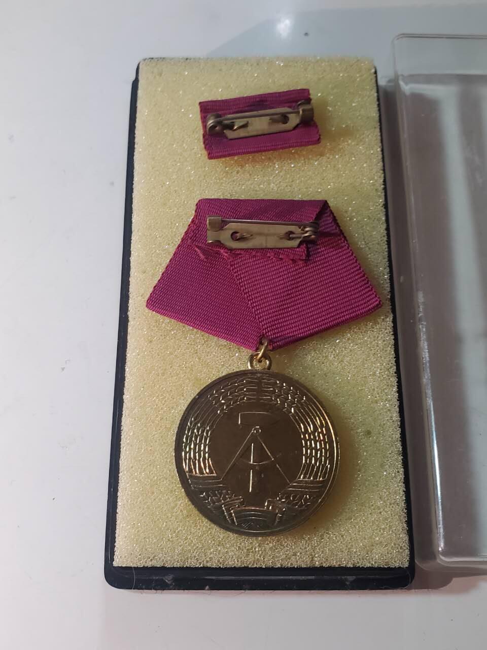 韵星假日军品类拍卖第40期 -- Rimey Holidays Militaria Auction 40 民主德国消防功绩奖章带原盒略一套 高级奖章少见 铜镀金 颁发给资深消防员或者领导层且对消防事业有积极贡献