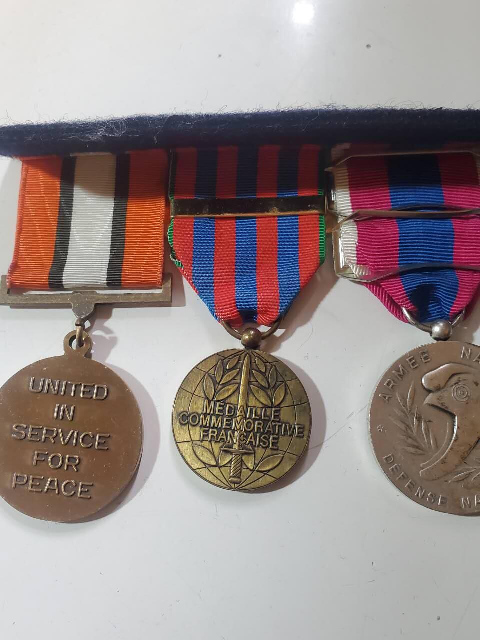 韵星假日军品类拍卖第40期 -- Rimey Holidays Militaria Auction 40 法兰西第五共和国驻外联排 第三枚章为多国联合观察员部队奖章，为监督著名的以色列埃及赎罪日战争停火。后两枚为国家防御奖章带两枚勋条，法国国家纪念奖章（正规奖章，颁发给海外行动人士），带有阿富汗条。  原主先履行国际人物，监督以埃停火，后驻军阿富汗，长期作为在外军队。多国联合部队奖章颁发的时候带有原盒略和mini，被组为联排，但其余保存完好