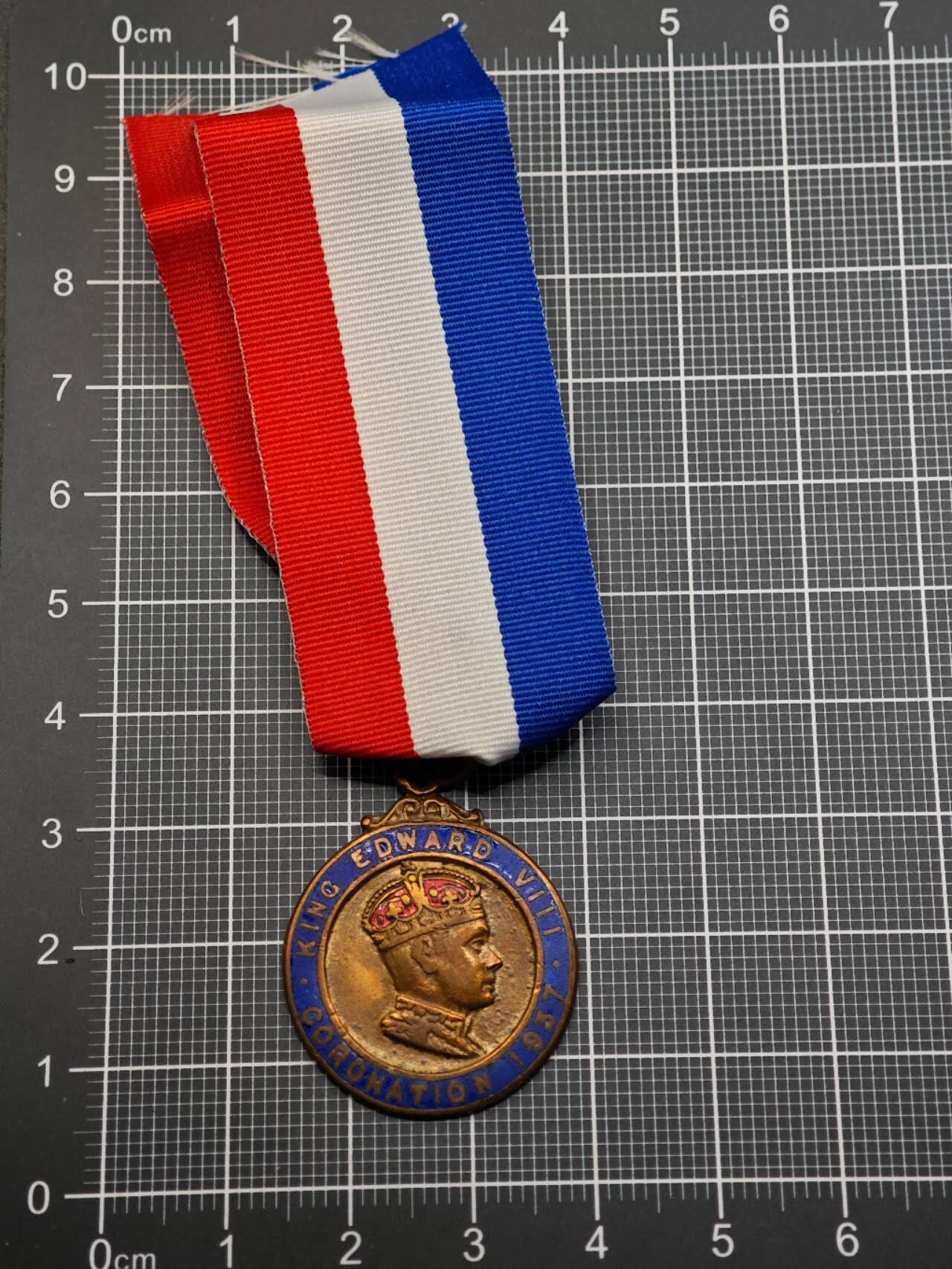  【淘币小摊】限时拍第八百六十八拍   章牌场   年前最后一周之前预留8号9号全部发出请更换最新收货地址不方便收货的请勿参拍或者顺丰到付  英国乔治六世加冕纪念章