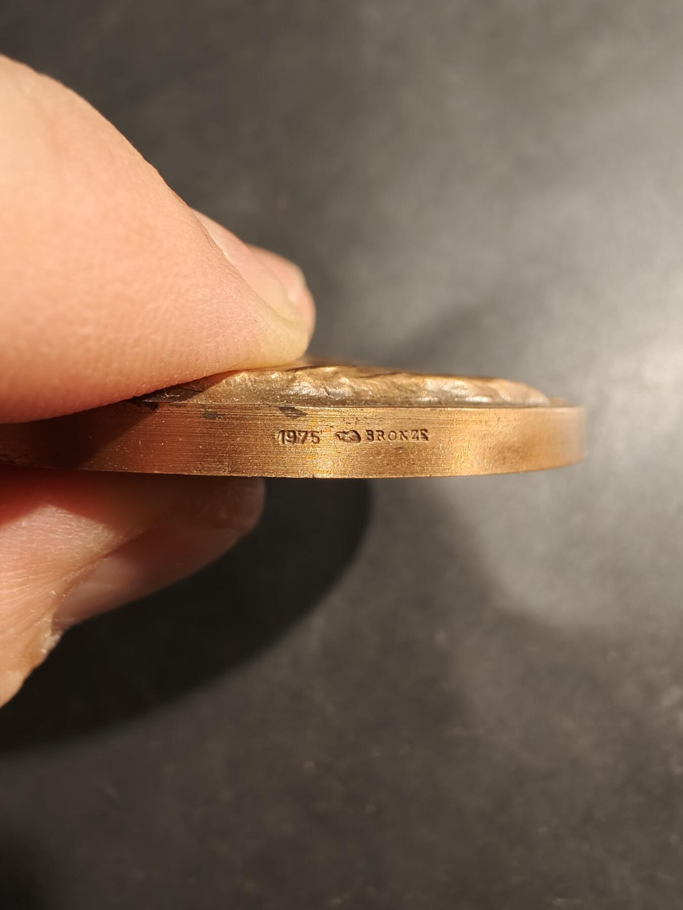 老王徽章第181期 法国贝利埃汽车公司大铜章     原盒     贝利埃是一家法国汽车制造商，成立于1899年，创始人贝利埃于1897年制造了第一辆汽车，该公司于1980年被雷诺公司收购       原盒     直径64mm     重量150.5g