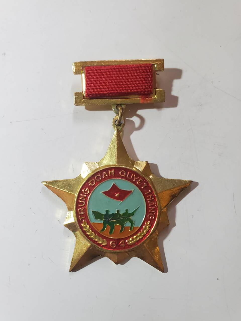 韵星假日军品类拍卖第40期 -- Rimey Holidays Militaria Auction 40 越南社会主义共和国第64团--决胜军团退伍军人证章 好品