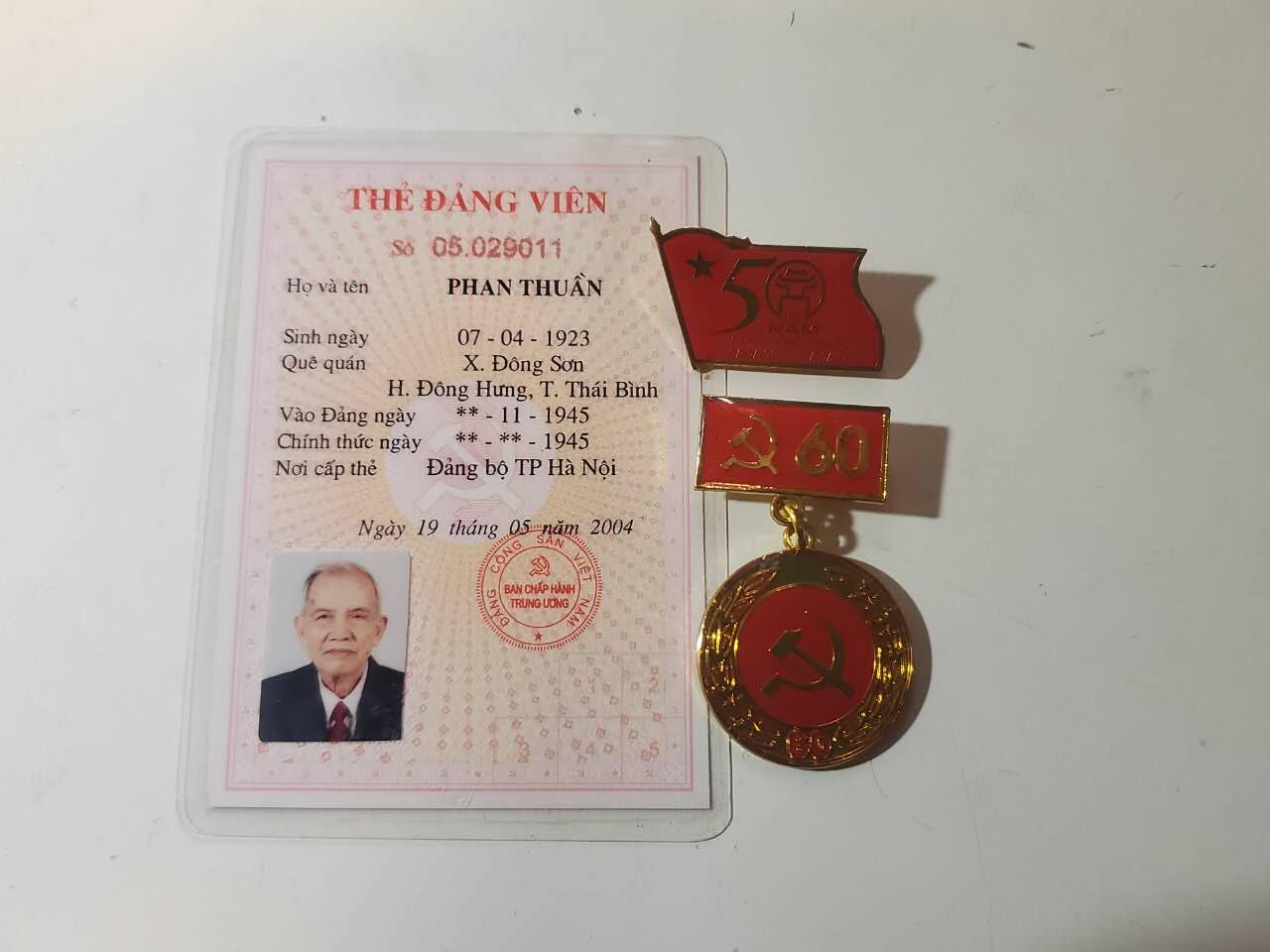 韵星假日军品类拍卖第40期 -- Rimey Holidays Militaria Auction 40 越南社会主义共和国河内首都地区老干部潘顺套章证-- 河内地区共产党代表大会证，河内建城五十年大会出席证章 光荣在党六十年奖章 一套好品