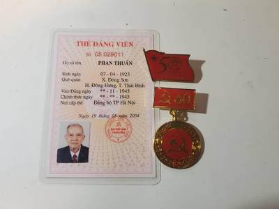 韵星假日军品类拍卖第40期 -- Rimey Holidays Militaria Auction 40 - 越南社会主义共和国河内首都地区老干部潘顺套章证-- 河内地区共产党代表大会证，河内建城五十年大会出席证章 光荣在党六十年奖章 一套好品