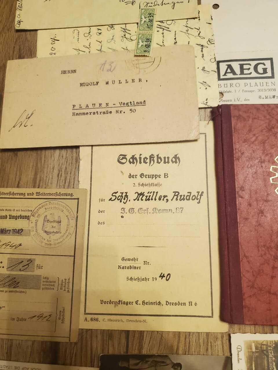 韵星假日军品类拍卖第40期 -- Rimey Holidays Militaria Auction 40 Nazi德国二战士兵穆勒鲁道夫套证 -- 带有nazi经典红本帝国劳工阵线证 1940二战时期枪械受训设计证书 1945-1946美国占领德国颁发战俘证明和释放证明 其家庭一战时期明信片 其本人二战时期军邮明信片等 原主出生于一战 在二战既有民事服务和军事服务 后被美军俘虏并释放 证书保存完好  