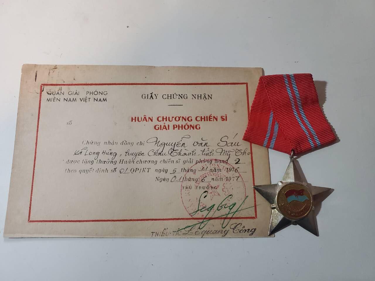 韵星假日军品类拍卖第40期 -- Rimey Holidays Militaria Auction 40 越南南方共和国（越共）越战战时二级解放战时勋章带证一套 早期白铜镀银版本 非后期铝制作 很厚重