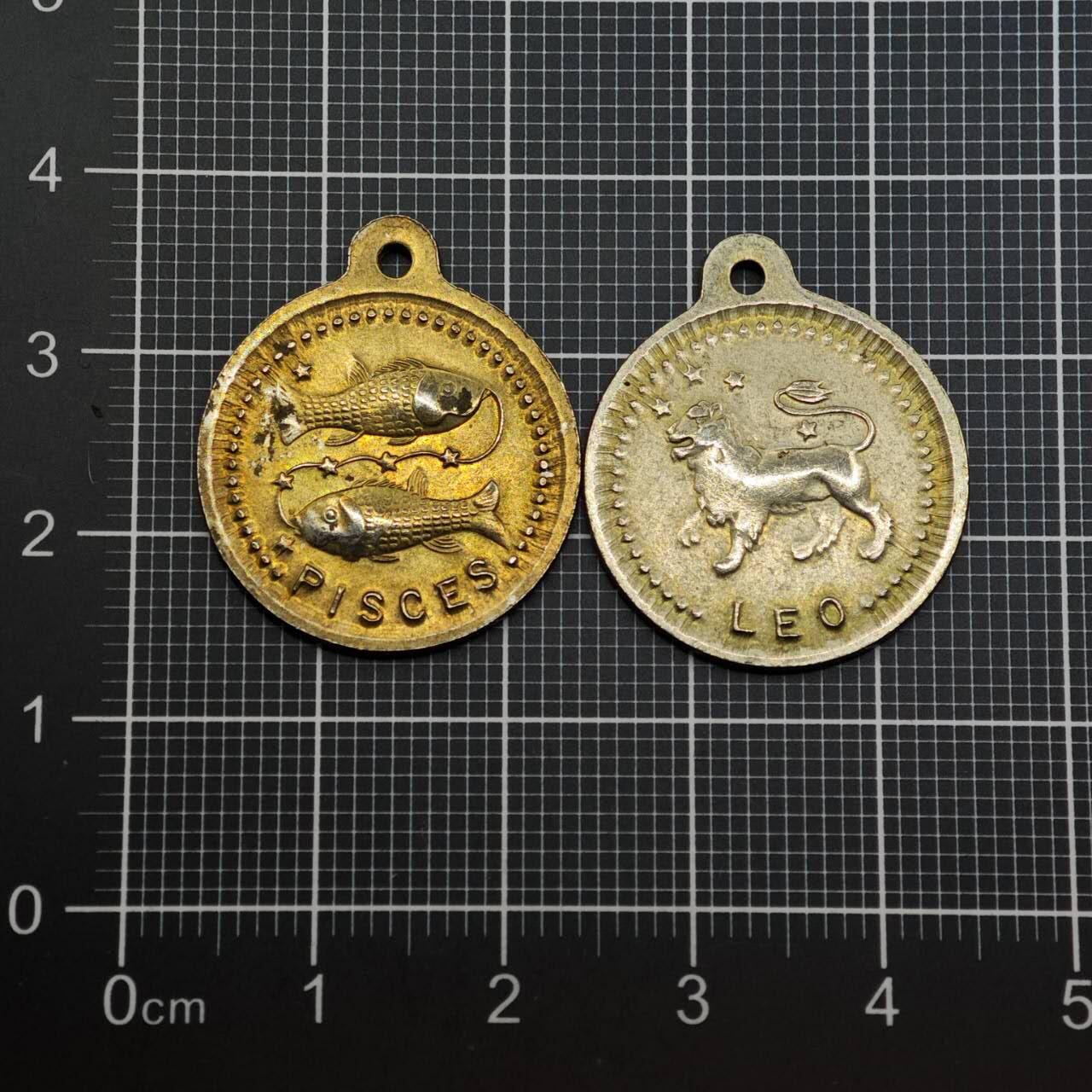  【淘币小摊】限时拍第八百六十八拍   章牌场   年前最后一周之前预留8号9号全部发出请更换最新收货地址不方便收货的请勿参拍或者顺丰到付  星座纪念章2枚