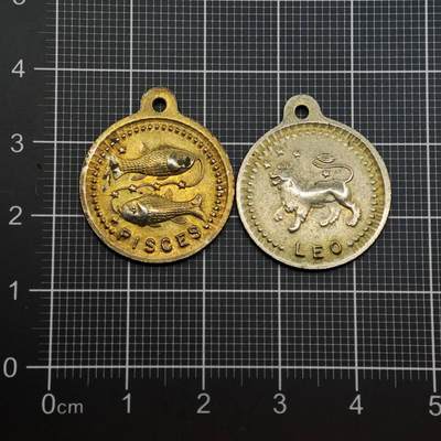  【淘币小摊】限时拍第八百六十八拍   章牌场   年前最后一周之前预留8号9号全部发出请更换最新收货地址不方便收货的请勿参拍或者顺丰到付  - 星座纪念章2枚