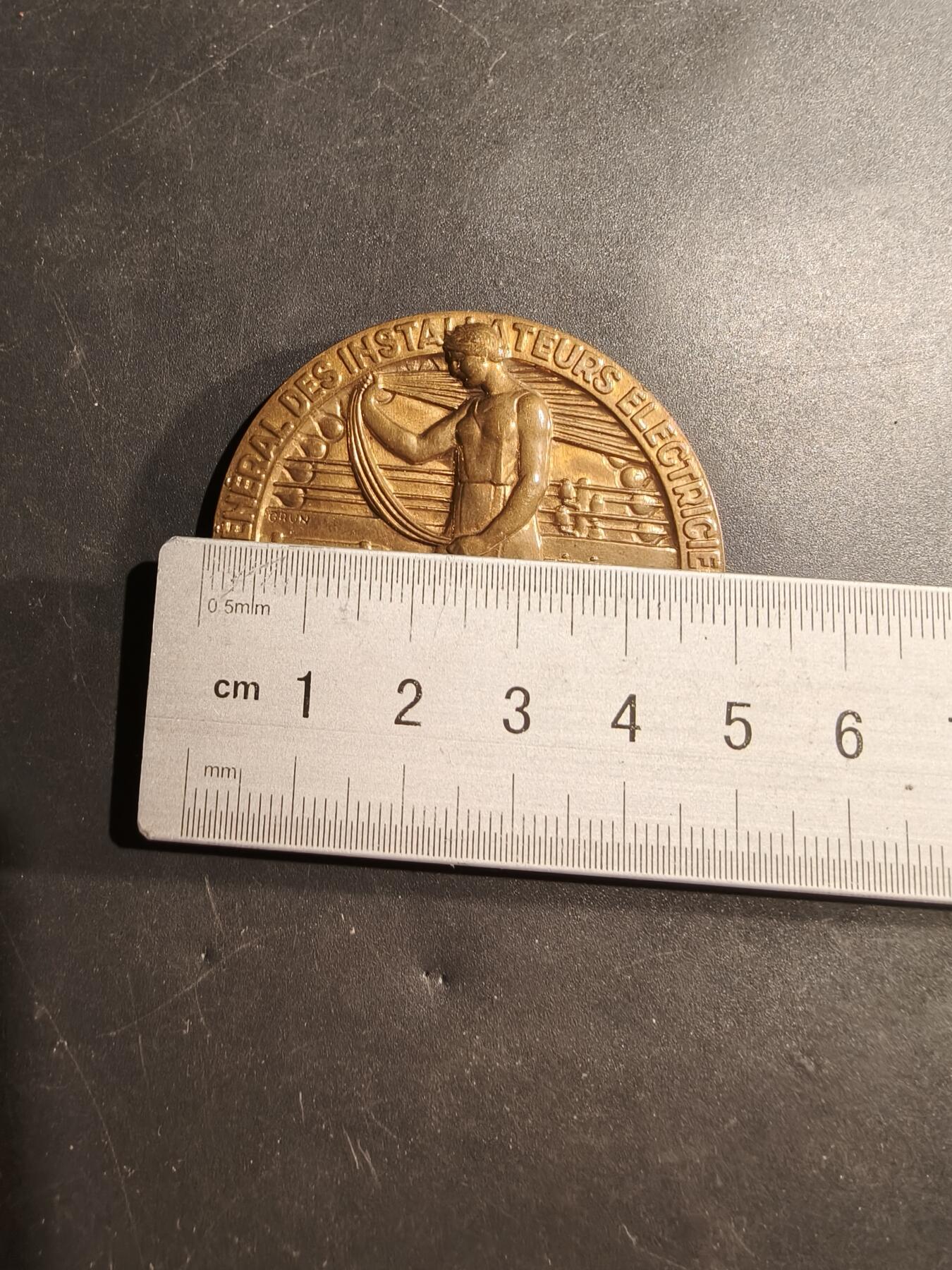 老王徽章第181期 法国电气安装工会大铜章    原盒     直径50mm     重量56.6g