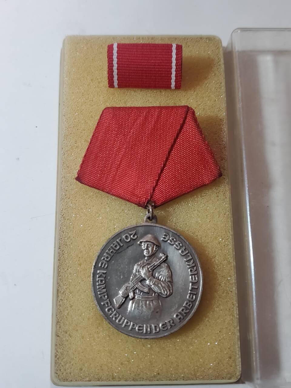 韵星假日军品类拍卖第40期 -- Rimey Holidays Militaria Auction 40 民主德国工人阶级战斗队成立二十周年奖章带工战队略和原盒 好品 铜镀银 非常厚重 颁发给在工战队20年对工战队有突出贡献的人士和资深士兵 少见类 