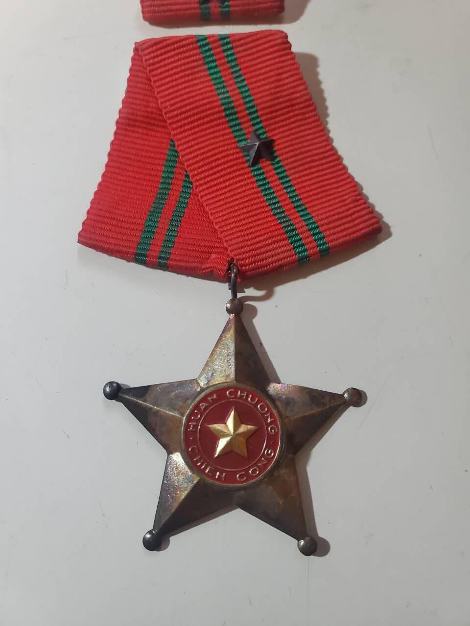 韵星假日军品类拍卖第40期 -- Rimey Holidays Militaria Auction 40 越南民主共和国（北越）三级战功勋章带略一套 早期白铜版本 非后期铝制作 需前线杀敌获得 