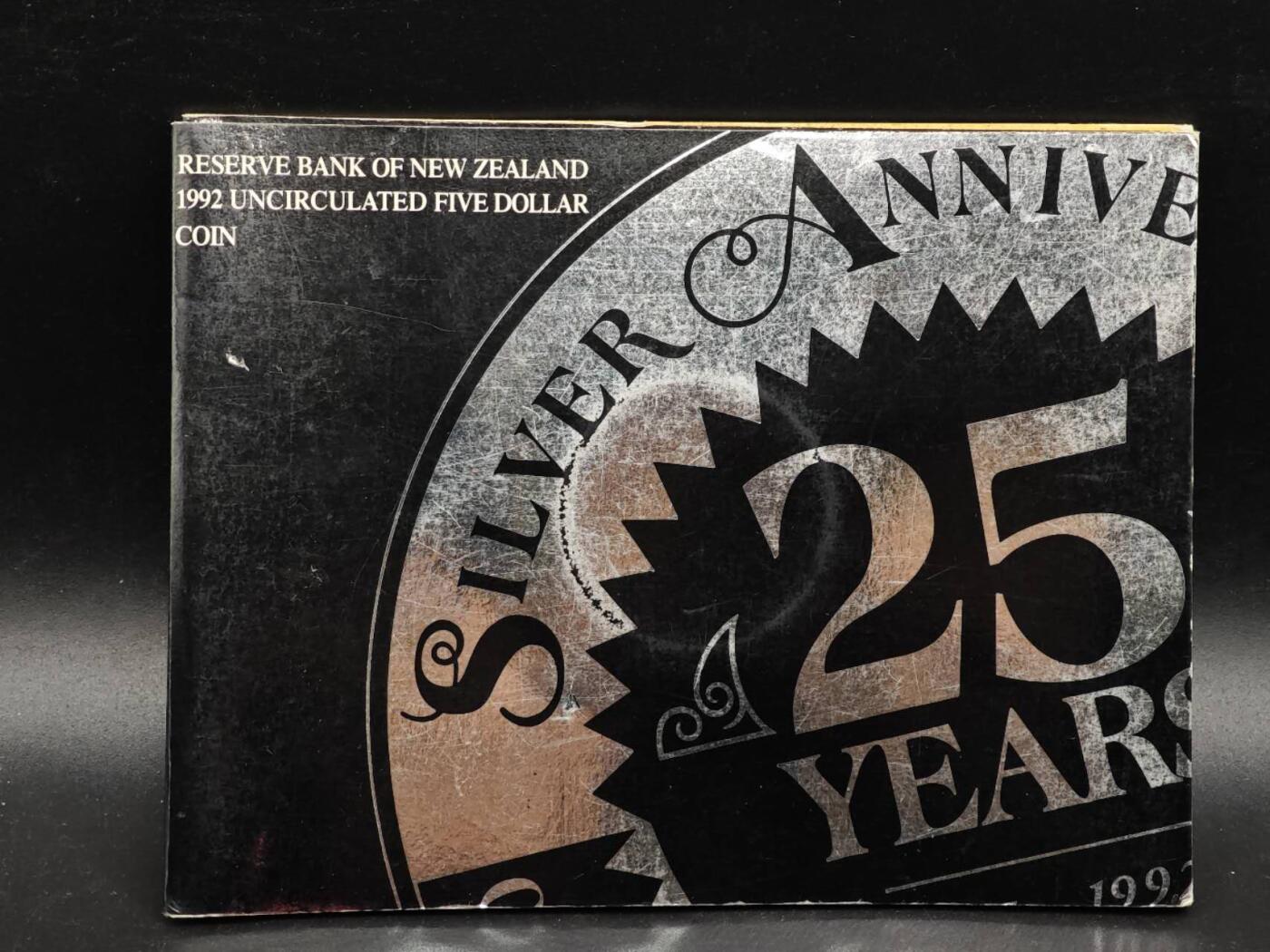  【淘币小摊】限时拍第八百七十拍   克朗币邮币封场    年前最后一场结束全部发出请更换最新收货地址不方便收货的请勿参拍或者顺丰到付 新西兰1992年货币25周年5元纪念币卡册