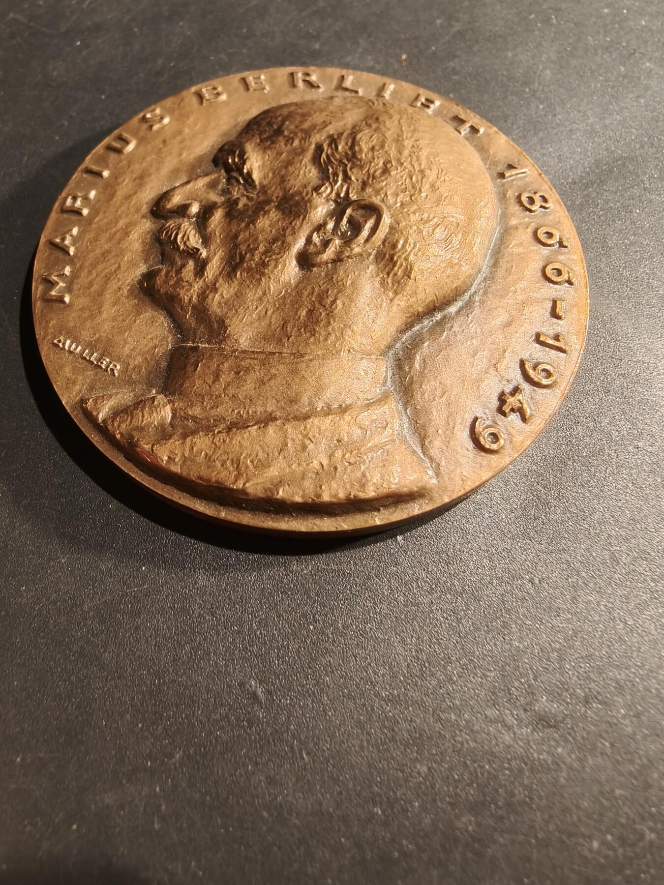 老王徽章第181期 法国贝利埃汽车公司大铜章     原盒     贝利埃是一家法国汽车制造商，成立于1899年，创始人贝利埃于1897年制造了第一辆汽车，该公司于1980年被雷诺公司收购       原盒     直径64mm     重量150.5g