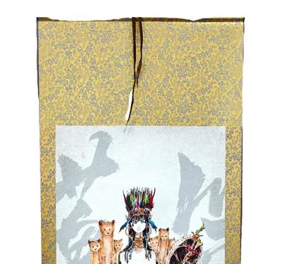 白泽拍卖卡牌手绘专场第32期（愿得长如此 年年物侯新） - 2025 沈鑫复制卷轴画 黄仙 尺寸：60cm*152cm 描金  沈鑫亲签